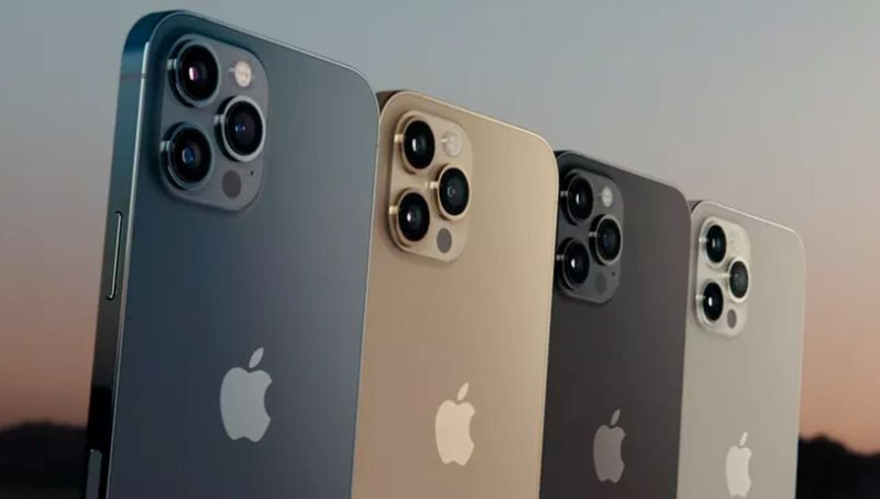 <p>ഐഫോണ്‍ 12 സീരീസില്‍ ഉപയോഗിക്കുന്ന ഹാര്‍ഡ്‌വെയറിന്റെ ഗുണനിലവാരവും നിരവധി അവലോകനങ്ങളും പരിശോധനകള്‍ക്കും ശേഷമാണ് ഡിഎക്‌സ്ഒമാര്‍ക്ക് റാങ്കിങ് പുറത്തുവിട്ടത്. ഐഫോണ്‍ 12 ന്റെ ക്യാമറ അവലോകനം , ഫോട്ടോഗ്രാഫി മികച്ചതല്ലെന്ന് വെളിപ്പെടുത്തുന്നു. നിരവധി ആന്‍ഡ്രോയിഡ് ഫ്‌ലാഗ്ഷിപ്പുകള്‍ക്ക് പിന്നില്‍ ഐഫോണ്‍ 12 ന് ചാര്‍ട്ടില്‍ പതിമൂന്നാം സ്ഥാനത്തെത്താനെ കഴിഞ്ഞുള്ളു.</p>