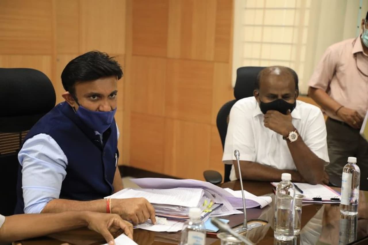 <p>ಮಂಗಳವಾರ ನಗರದ ಕುಮಾರಕೃಪ ಅತಿಥಿಗೃಹದಲ್ಲಿ ಮಾಜಿ ಮುಖ್ಯಮಂತ್ರಿ ಎಚ್.ಡಿ.ಕುಮಾರಸ್ವಾಮಿ ಮತ್ತು ಅಧಿಕಾರಿಗಳೊಂದಿಗೆ ಸಭೆ ನಡೆಸಿದ ಸಚಿವ ಡಾ. ಕೆ.ಸುಧಾಕರ್ </p> <p>ಮಂಗಳವಾರ ನಗರದ ಕುಮಾರಕೃಪ ಅತಿಥಿಗೃಹದಲ್ಲಿ ಮಾಜಿ ಮುಖ್ಯಮಂತ್ರಿ ಎಚ್.ಡಿ.ಕುಮಾರಸ್ವಾಮಿ ಮತ್ತು ಅಧಿಕಾರಿಗಳೊಂದಿಗೆ ಸಭೆ ನಡೆಸಿದ ಸಚಿವ ಡಾ. ಕೆ.ಸುಧಾಕರ್ </p>