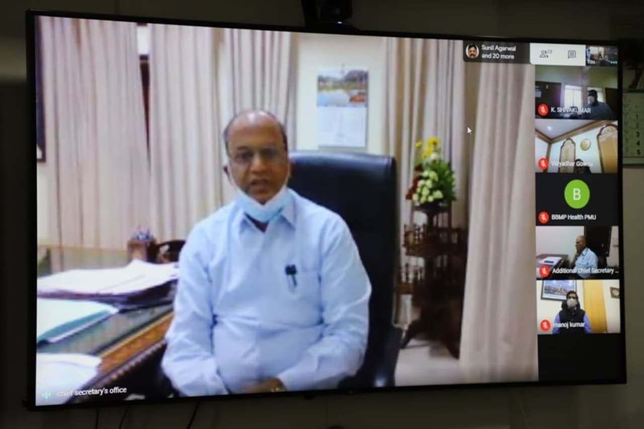 <p>ಖಾಸಗಿ ಆಸ್ಪತ್ರೆಗಳಲ್ಲಿ ಕೊರೋನಾ ಸೋಂಕಿತರ ಚಿಕಿತ್ಸೆಗೆ ಸರ್ಕಾರಿ ಕೋಟಾದಡಿ ಶೇ.50ರಷ್ಟು ಹಾಸಿಗೆ ಉಸ್ತುವಾರಿಗೆ ಹಾಗೂ ನಿಗಾ ವಹಿಸುವುದಕ್ಕೆ ಸರ್ಕಾರ ನೇಮಿಸಿದ ಹಿರಿಯ ಐಎಎಸ್ ಹಾಗೂ ಐಪಿಎಸ್ ಅಧಿಕಾರಿಗಳು ಮತ್ತು ಬಿಬಿಎಂಪಿ ಆಯುಕ್ತ ಎನ್.ಮಂಜುನಾಥ ಪ್ರಸಾದ್ ಅವರೊಂದಿಗೆ ಸರ್ಕಾರದ ಮುಖ್ಯ ಕಾರ್ಯದರ್ಶಿ ಟಿ.ಎಂ ವಿಜಯಭಾಸ್ಕರ್ ಸಭೆ ನಡೆಸಿದರು.</p> <p>ಖಾಸಗಿ ಆಸ್ಪತ್ರೆಗಳಲ್ಲಿ ಕೊರೋನಾ ಸೋಂಕಿತರ ಚಿಕಿತ್ಸೆಗೆ ಸರ್ಕಾರಿ ಕೋಟಾದಡಿ ಶೇ.50ರಷ್ಟು ಹಾಸಿಗೆ ಉಸ್ತುವಾರಿಗೆ ಹಾಗೂ ನಿಗಾ ವಹಿಸುವುದಕ್ಕೆ ಸರ್ಕಾರ ನೇಮಿಸಿದ ಹಿರಿಯ ಐಎಎಸ್ ಹಾಗೂ ಐಪಿಎಸ್ ಅಧಿಕಾರಿಗಳು ಮತ್ತು ಬಿಬಿಎಂಪಿ ಆಯುಕ್ತ ಎನ್.ಮಂಜುನಾಥ ಪ್ರಸಾದ್ ಅವರೊಂದಿಗೆ ಸರ್ಕಾರದ ಮುಖ್ಯ ಕಾರ್ಯದರ್ಶಿ ಟಿ.ಎಂ ವಿಜಯಭಾಸ್ಕರ್ ಸಭೆ ನಡೆಸಿದರು.</p>