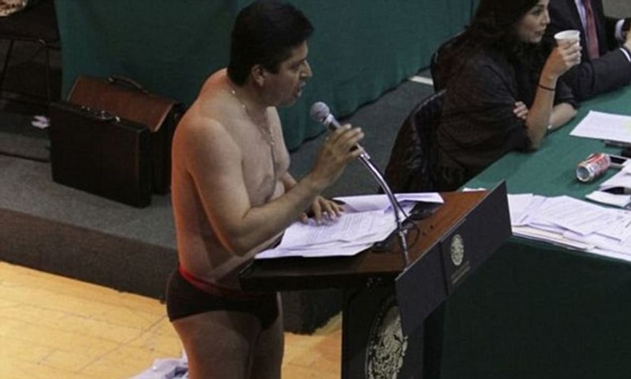 <p>ಸರ್ಕಾರದ ಆಡಳಿತ ವೈಫಲ್ಯಗಳನ್ನು ಎತ್ತಿ ತೋರಿಸಲು ಪ್ರತಿಪಕ್ಷ ವಿಭಿನ್ನ ರೀತಿ ಪ್ರತಿಭಟನೆ ಮಾಡ್ತಾರೆ. ಆದರೆ, ಸರ್ಕಾರದ ಹುಳುಕುಗಳನ್ನು ಎತ್ತಿ ತೋರಿಸಲು ಸಂಸದರೊಬ್ಬರು ಬಟ್ಟೆಗಳನ್ನು ಬಿಚ್ಚಿ ಬಿಸಾಡಿ ಬರಿಮೈಯಲ್ಲೇ ಪ್ರತಿಭಟನೆ ನಡೆಸಿದ ವಿಚಿತ್ರ ಘಟನೆ ಮೆಕ್ಸಿಕೋ ಸಂಸತ್ ಕಲಾಪದಲ್ಲಿ ನಡೆದಿದೆ.</p> <p>ಸರ್ಕಾರದ ಆಡಳಿತ ವೈಫಲ್ಯಗಳನ್ನು ಎತ್ತಿ ತೋರಿಸಲು ಪ್ರತಿಪಕ್ಷ ವಿಭಿನ್ನ ರೀತಿ ಪ್ರತಿಭಟನೆ ಮಾಡ್ತಾರೆ. ಆದರೆ, ಸರ್ಕಾರದ ಹುಳುಕುಗಳನ್ನು ಎತ್ತಿ ತೋರಿಸಲು ಸಂಸದರೊಬ್ಬರು ಬಟ್ಟೆಗಳನ್ನು ಬಿಚ್ಚಿ ಬಿಸಾಡಿ ಬರಿಮೈಯಲ್ಲೇ ಪ್ರತಿಭಟನೆ ನಡೆಸಿದ ವಿಚಿತ್ರ ಘಟನೆ ಮೆಕ್ಸಿಕೋ ಸಂಸತ್ ಕಲಾಪದಲ್ಲಿ ನಡೆದಿದೆ.</p>