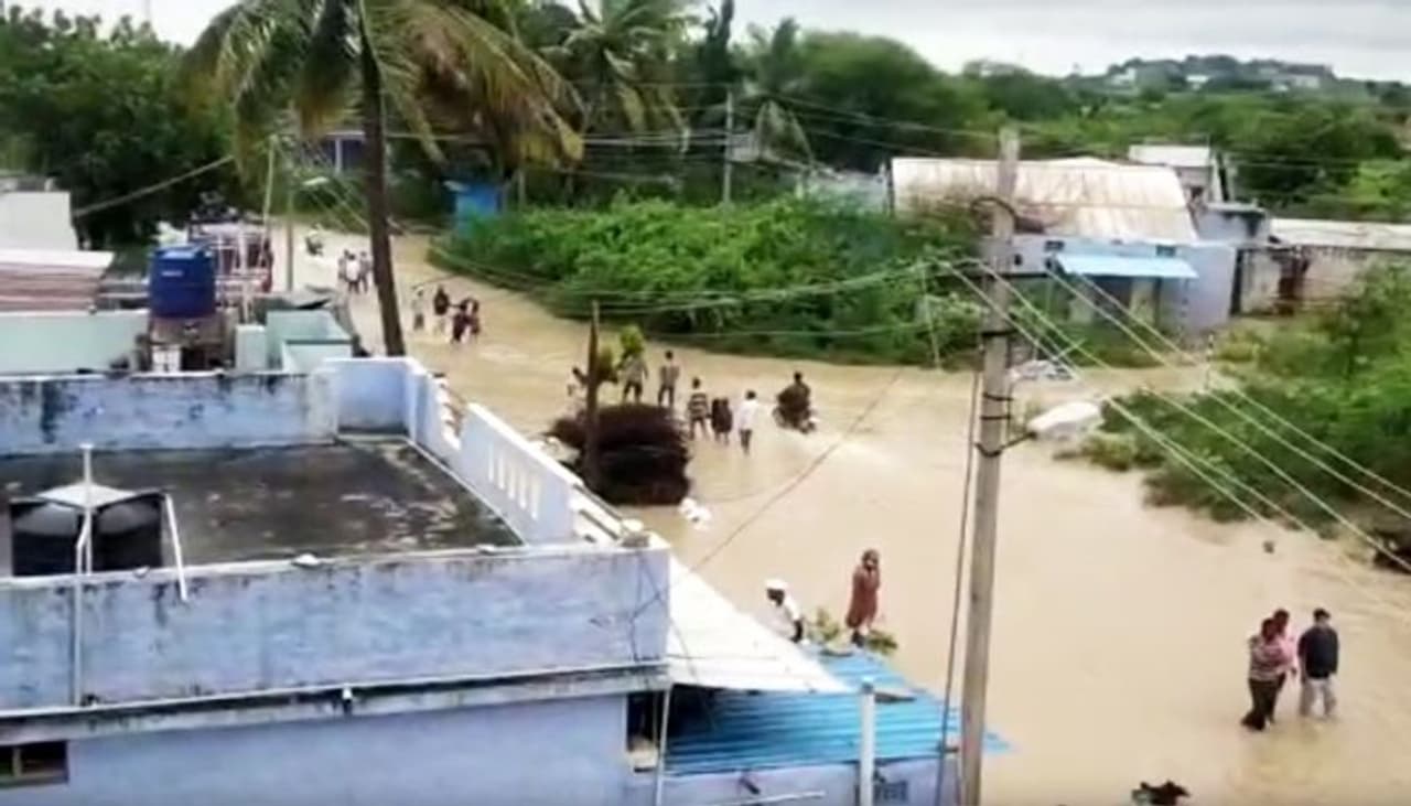<p>హైద్రాబాద్ నగరంలో ఈ నెల 13వ తేదీన కురిసిన భారీ వర్షంతో నగరం నీట మునిగిపోయింది. 117 ఏళ్ల తర్వాత నగరాన్ని భారీ వర్షం కురిసిందని అధికారులు ప్రకటించారు. అయితే గతంలో కూడ భారీ వర్షాలు హైద్రాబాద్ ను ముంచెత్తాయి.</p>