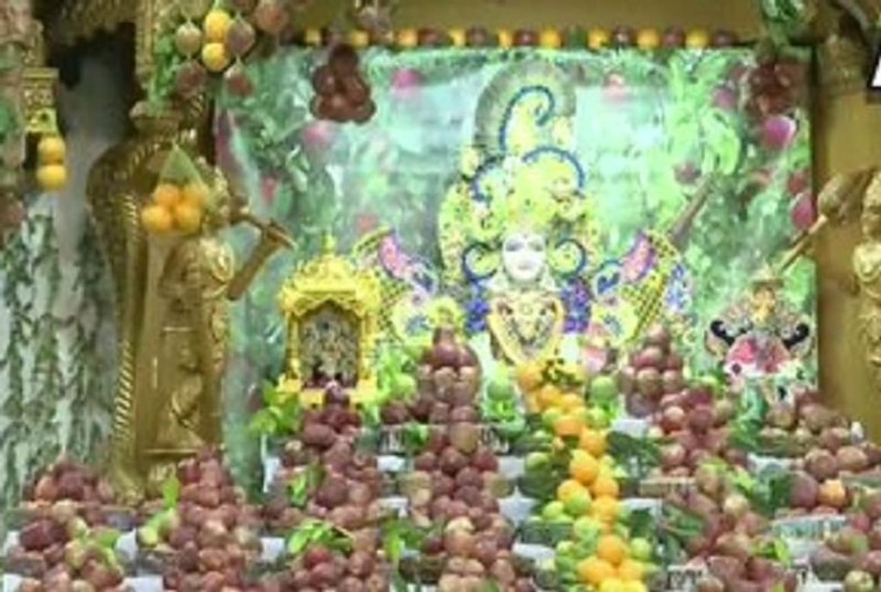 <p>ಅಹಮದಾಬಾದ್ನ ಶ್ರೀ ಸ್ವಾಮಿನಾರಾಯಣ ದೇವಾಲಯ ಲಾಕ್ಡೌನ್ ನಂತರ ತೆರೆಯಲಾಗಿದೆ.</p> <p>ಅಹಮದಾಬಾದ್ನ ಶ್ರೀ ಸ್ವಾಮಿನಾರಾಯಣ ದೇವಾಲಯ ಲಾಕ್ಡೌನ್ ನಂತರ ತೆರೆಯಲಾಗಿದೆ.</p>