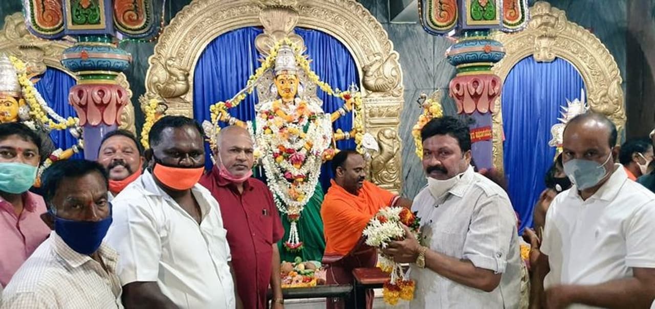 <p>ಹಾವೇರಿ ಜಿಲ್ಲೆಯ ಹಿರೇಕೆರೂರು ಪಟ್ಟಣದ ಶಕ್ತಿ ದೇವತೆಯಾದ ದುರ್ಗಾದೇವಿ ದೇವಸ್ಥಾನ</p> <p>ಹಾವೇರಿ ಜಿಲ್ಲೆಯ ಹಿರೇಕೆರೂರು ಪಟ್ಟಣದ ಶಕ್ತಿ ದೇವತೆಯಾದ ದುರ್ಗಾದೇವಿ ದೇವಸ್ಥಾನ</p>