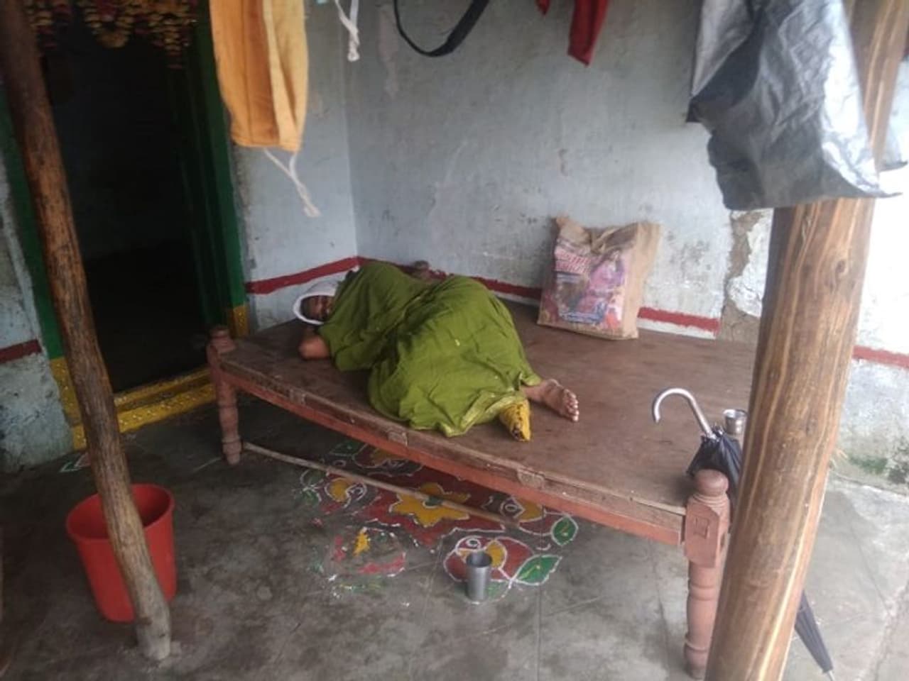 <p>పాలమూరు జిల్లా ,భూత్పూర్ మండలం ,ముత్యాలపల్లి గ్రామంలో భారీ వర్షాలతో వాగుతెగి రెండు నెలలు అయినా అధికారులు పట్టించుకోలేదు. నిన్నటి వర్షాలకు గ్రామంలోని వృద్ధురాలు తీవ్ర అనారోగ్యం పాలయింది.</p> <p>పాలమూరు జిల్లా ,భూత్పూర్ మండలం ,ముత్యాలపల్లి గ్రామంలో భారీ వర్షాలతో వాగుతెగి రెండు నెలలు అయినా అధికారులు పట్టించుకోలేదు. నిన్నటి వర్షాలకు గ్రామంలోని వృద్ధురాలు తీవ్ర అనారోగ్యం పాలయింది.</p>