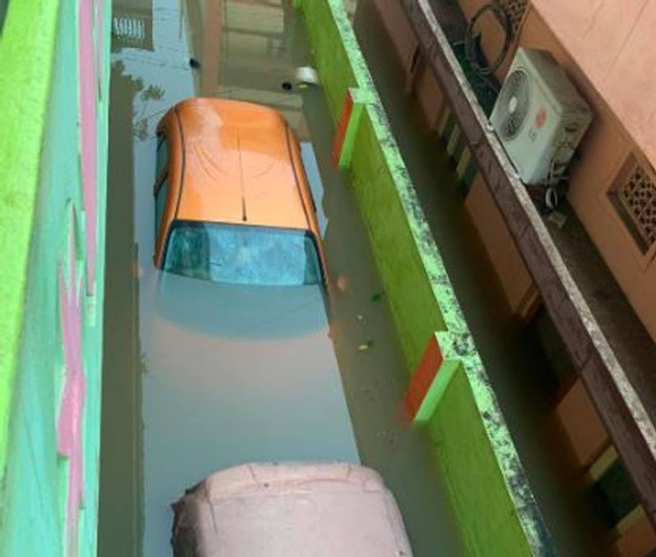 <p>హైదరాబాద్ లో నిన్న రాత్రి కురిసిన భారీ వర్షానికి నగరం అతలాకుతలమైంది. దాదాపుగా 20 సెంటీమీటర్ల వర్షపాతం నమోదయింది. నిన్న సాయంత్రం నుండి అర్థరాత్రి వరకు వర్షం కలిగించిన బీభత్సం అంతాఇంతా కాదు. రోడ్లన్నీ చెరువులయ్యాయి. లోతట్టు ప్రాంతాలన్నీ జలమయమయ్యాయి.&nbsp;</p>