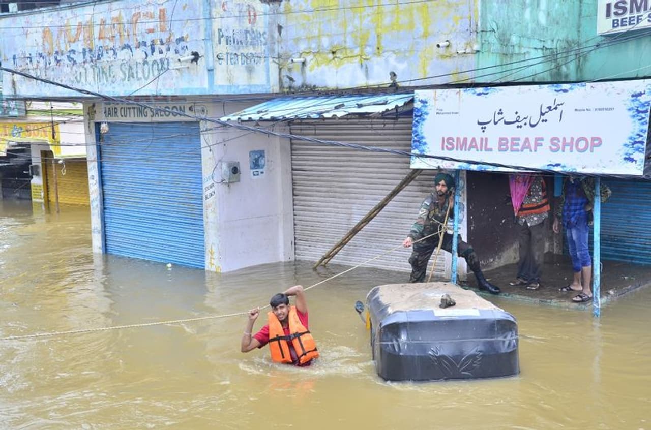 <p>వరదలో చిక్కుకున్న యువకుడిని తాడు సాయంతో రక్షిస్తున్న సైనికుడు</p> <p>వరదలో చిక్కుకున్న యువకుడిని తాడు సాయంతో రక్షిస్తున్న సైనికుడు</p>