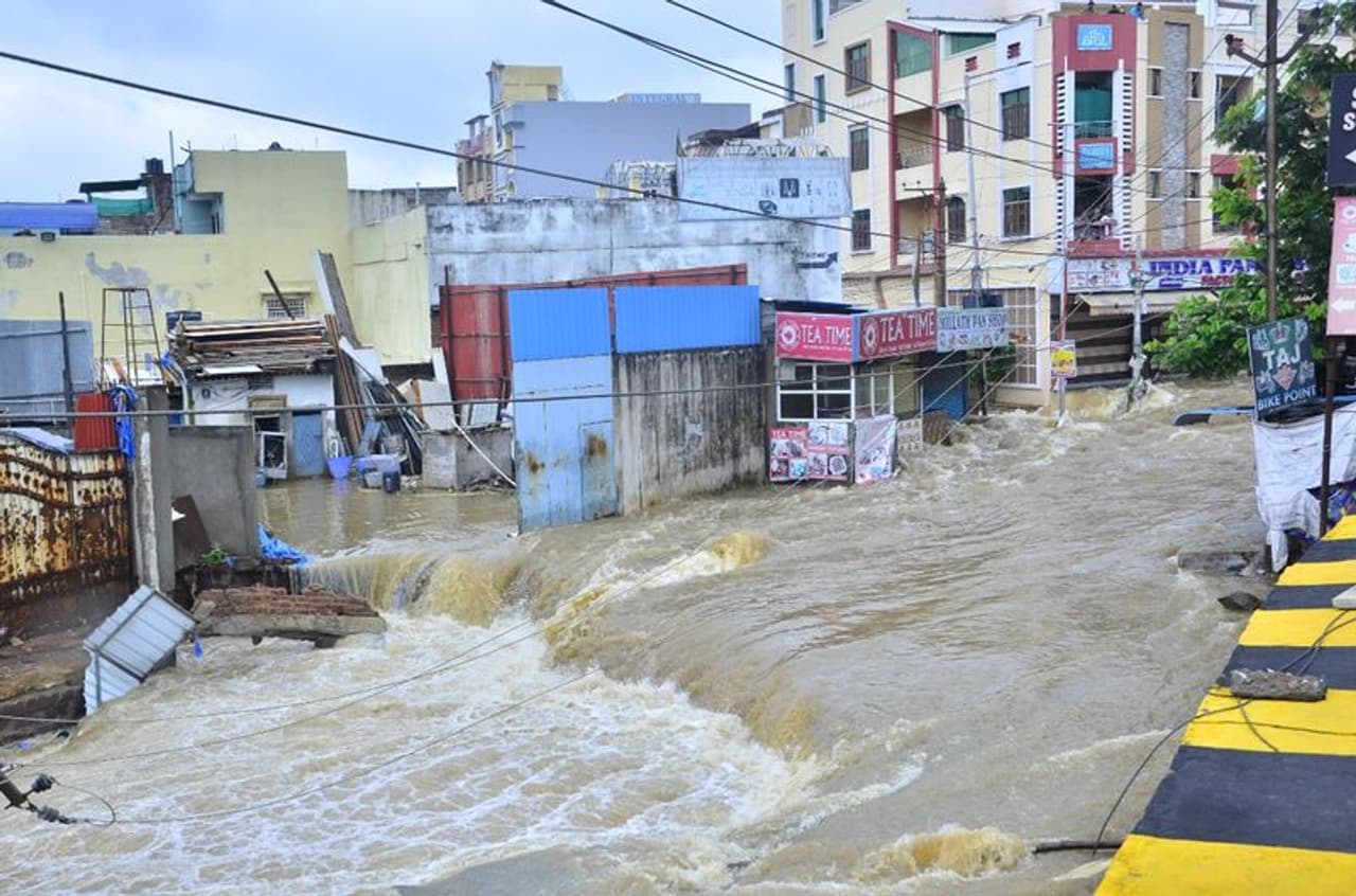 <p> హైదరాబాద్: ఇప్పటికే భారీ వర్షాలతో తెలంగాణ ప్రజలు తీవ్ర ఇబ్బందులను ఎదుర్కొంటున్న విషయం తెలిసిందే. గతకొద్ది రోజులగా కురుస్తున్న వర్షాలతో రాజధాని హైదరాబాద్ తో సహా రాష్ట్రంలోని పలు నగరాలు, పట్టణాలు, గ్రామాలు నీటమునిగాయి. ఇలాంటి పరిస్థితిలో రాష్ట్రంలో మరోసారి భారీ వర్షాలు కురిసే అవకాశముందని వాతావరణ శాఖ హెచ్చరిక ఆందోళన కలిగిస్తోంది. </p> <p> హైదరాబాద్: ఇప్పటికే భారీ వర్షాలతో తెలంగాణ ప్రజలు తీవ్ర ఇబ్బందులను ఎదుర్కొంటున్న విషయం తెలిసిందే. గతకొద్ది రోజులగా కురుస్తున్న వర్షాలతో రాజధాని హైదరాబాద్ తో సహా రాష్ట్రంలోని పలు నగరాలు, పట్టణాలు, గ్రామాలు నీటమునిగాయి. ఇలాంటి పరిస్థితిలో రాష్ట్రంలో మరోసారి భారీ వర్షాలు కురిసే అవకాశముందని వాతావరణ శాఖ హెచ్చరిక ఆందోళన కలిగిస్తోంది. </p>
