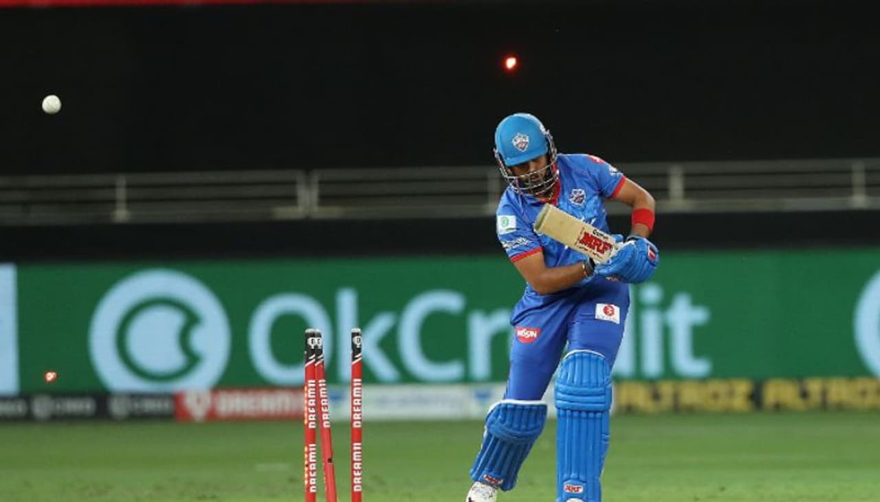 <p>ஐபிஎல் 13வது சீசனின் முதல் பாதியில் அருமையாக ஆடி வெற்றிகளை குவித்த டெல்லி அணி, 2ம் பாதியில் தொடர் தோல்விகளை சந்தித்தது. டெல்லி அணியின் இளம் தொடக்க வீரர் பிரித்வி ஷா, அவர் இந்த சீசனில் ஆடிய கடைசி ஆறு போட்டிகளில் சரியாக ஆடவில்லை. சரியாக ஆடாததால் இடையில் சில போட்டிகளில் அவருக்கு பிரேக் கொடுக்கப்பட்டது. பிரேக்குக்கு பின்னரும் அவர் சரியாக ஆடவில்லை.</p> <p>ஐபிஎல் 13வது சீசனின் முதல் பாதியில் அருமையாக ஆடி வெற்றிகளை குவித்த டெல்லி அணி, 2ம் பாதியில் தொடர் தோல்விகளை சந்தித்தது. டெல்லி அணியின் இளம் தொடக்க வீரர் பிரித்வி ஷா, அவர் இந்த சீசனில் ஆடிய கடைசி ஆறு போட்டிகளில் சரியாக ஆடவில்லை. சரியாக ஆடாததால் இடையில் சில போட்டிகளில் அவருக்கு பிரேக் கொடுக்கப்பட்டது. பிரேக்குக்கு பின்னரும் அவர் சரியாக ஆடவில்லை.</p>