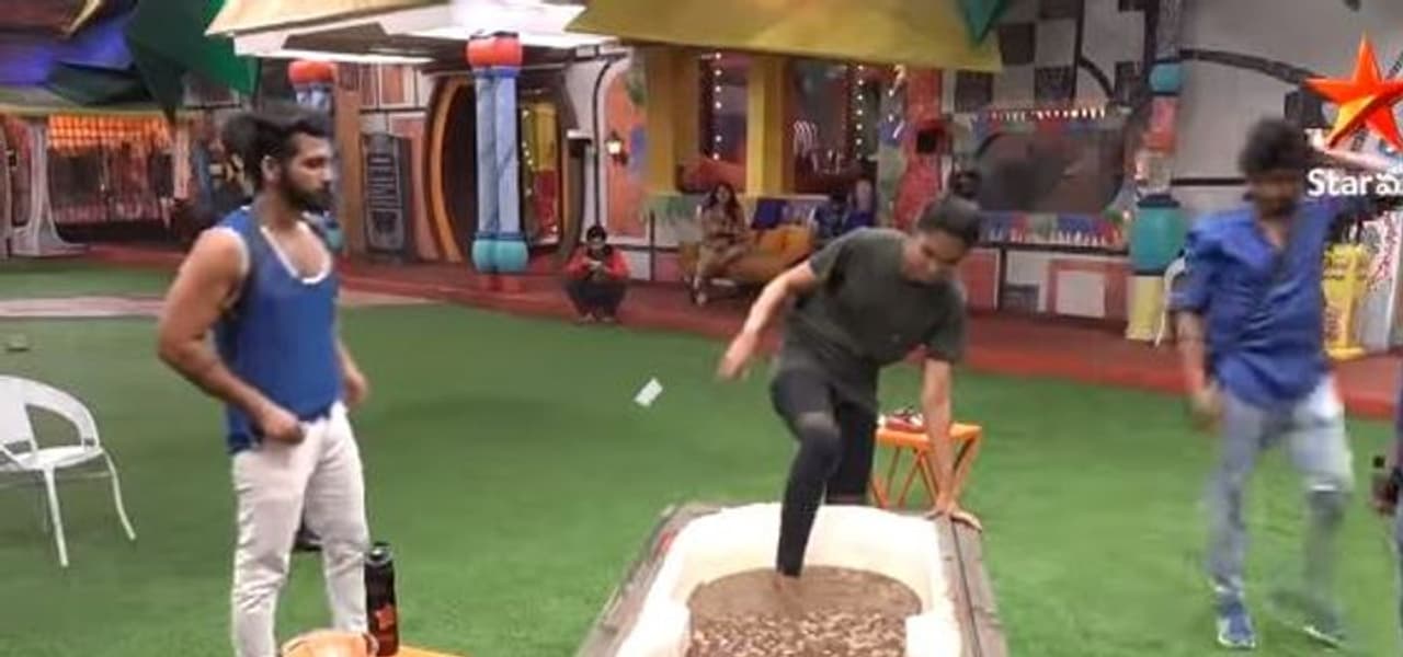 <p>సగం తల, సగం కత్తిరించుకునే డీల్ని ఇరు టీమ్లు తిరస్కరించారు. టబ్లో పేడలో వంద బటన్స్ వెతికే డీల్లో అఖిల్ టీమ్ నుంచి దివి రంగంలోకి దిగింది. 93బటన్స్ తీసింది. అవినాష్ బెలూన్ తొడుగు తలకి ధరించి అరటి పండు తిన్నాడు. పది బంగారు నాణేలు సాధించారు. </p> <p>సగం తల, సగం కత్తిరించుకునే డీల్ని ఇరు టీమ్లు తిరస్కరించారు. టబ్లో పేడలో వంద బటన్స్ వెతికే డీల్లో అఖిల్ టీమ్ నుంచి దివి రంగంలోకి దిగింది. 93బటన్స్ తీసింది. అవినాష్ బెలూన్ తొడుగు తలకి ధరించి అరటి పండు తిన్నాడు. పది బంగారు నాణేలు సాధించారు. </p>