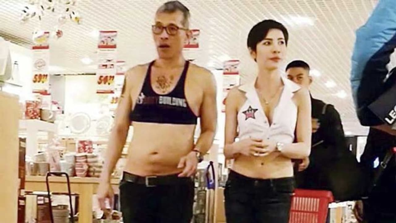 <p>ഇവരുടെ 1400 ഓളം നഗ്നചിത്രങ്ങള്‍ രാജകുടുംബങ്ങള്‍‍ക്ക് അയച്ചു കിട്ടിയെന്നാണ് റിപ്പോര്‍ട്ട്. ഇതില്‍ പലതും നഗ്ന ഫോട്ടോകളോ, അര്‍ത്ഥ നഗ്ന ഫോട്ടോകളോ ആണ്.</p>