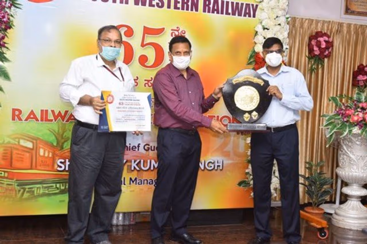 <p>65ನೇ ರೈಲ್ವೆ ಸಪ್ತಾಹದ ಅಂಗವಾಗಿ ಮಂಗಳವಾರ ಹುಬ್ಬಳ್ಳಿಯ ರೈಲ್ ಸೌಧದಲ್ಲಿ ನಡೆದ ಕಾರ್ಯಕ್ರಮ ಬೆಂಗಳೂರು, ಮೈಸೂರು ಮತ್ತು ಹುಬ್ಬಳ್ಳಿ ವಿಭಾಗಗಳ ಕಾರ್ಯ ನಿರ್ವಹಣೆಯ ದಕ್ಷತೆ ಆಧರಿಸಿ ಪ್ರಶಸ್ತಿಯನ್ನು ನೀಡಲಾಗಿದೆ ಎಂದು ತಿಳಿಸಿದ ಬೆಂಗಳೂರು ವಿಭಾಗೀಯ ರೈಲ್ವೆ ವ್ಯವಸ್ಥಾಪಕ ಅಶೋಕ್ ಕುಮಾರ್ ವರ್ಮಾ</p> <p>65ನೇ ರೈಲ್ವೆ ಸಪ್ತಾಹದ ಅಂಗವಾಗಿ ಮಂಗಳವಾರ ಹುಬ್ಬಳ್ಳಿಯ ರೈಲ್ ಸೌಧದಲ್ಲಿ ನಡೆದ ಕಾರ್ಯಕ್ರಮ ಬೆಂಗಳೂರು, ಮೈಸೂರು ಮತ್ತು ಹುಬ್ಬಳ್ಳಿ ವಿಭಾಗಗಳ ಕಾರ್ಯ ನಿರ್ವಹಣೆಯ ದಕ್ಷತೆ ಆಧರಿಸಿ ಪ್ರಶಸ್ತಿಯನ್ನು ನೀಡಲಾಗಿದೆ ಎಂದು ತಿಳಿಸಿದ ಬೆಂಗಳೂರು ವಿಭಾಗೀಯ ರೈಲ್ವೆ ವ್ಯವಸ್ಥಾಪಕ ಅಶೋಕ್ ಕುಮಾರ್ ವರ್ಮಾ</p>