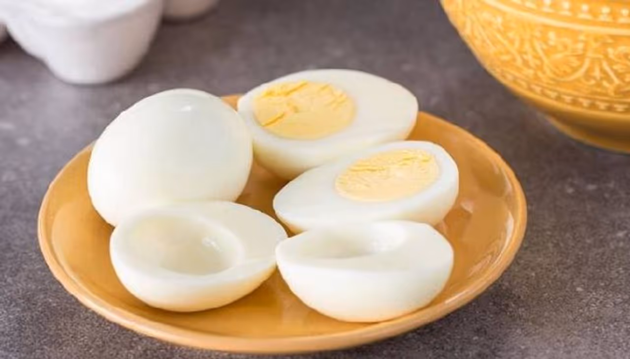 <p>മുട്ടയിൽ പ്രോട്ടീനും അമിനോ ആസിഡ് തുടങ്ങിയവ അടങ്ങിയിരിക്കുന്നു. മുട്ട കഴിക്കുന്നതിലൂടെ ഉയർന്ന അളവിൽ കാത്സ്യവും പ്രോട്ടീനും ശരീരത്തിലെത്തുന്നു. മുട്ടയിൽ ധാരാളമായി അടങ്ങിയിരിക്കുന്ന കോളിൻ ഗർഭസ്ഥശിശുവിന്റെ തലച്ചോറിന്റെ വളർച്ചയ്ക്ക് അത്യാവശ്യമാണ്.</p> <p>മുട്ടയിൽ പ്രോട്ടീനും അമിനോ ആസിഡ് തുടങ്ങിയവ അടങ്ങിയിരിക്കുന്നു. മുട്ട കഴിക്കുന്നതിലൂടെ ഉയർന്ന അളവിൽ കാത്സ്യവും പ്രോട്ടീനും ശരീരത്തിലെത്തുന്നു. മുട്ടയിൽ ധാരാളമായി അടങ്ങിയിരിക്കുന്ന കോളിൻ ഗർഭസ്ഥശിശുവിന്റെ തലച്ചോറിന്റെ വളർച്ചയ്ക്ക് അത്യാവശ്യമാണ്.</p>