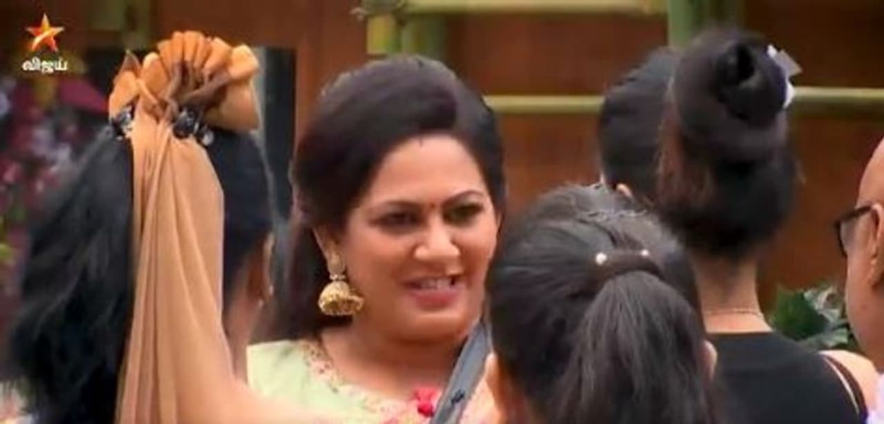 <p>இந்நிலையில் இன்றைய முதல் புரோமோவில், பிக்பாஸ் வீட்டுக்குள் அர்ச்சனா வயல் கார்டு போட்டியாளராக உள்ளே நுழைந்தார். இரண்டாவது புரோமோவில் இவர் வந்ததுமே, சுரேஷை வம்புக்கு இழுக்கும் காட்சிகள் தான் இடம்பெற்றன.</p> <p>இந்நிலையில் இன்றைய முதல் புரோமோவில், பிக்பாஸ் வீட்டுக்குள் அர்ச்சனா வயல் கார்டு போட்டியாளராக உள்ளே நுழைந்தார். இரண்டாவது புரோமோவில் இவர் வந்ததுமே, சுரேஷை வம்புக்கு இழுக்கும் காட்சிகள் தான் இடம்பெற்றன.</p>