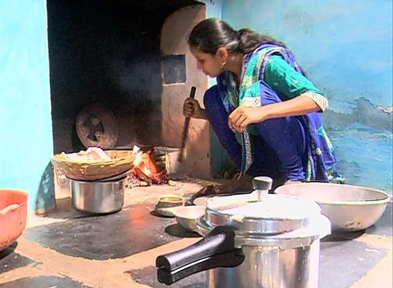 <p>ಅಶ್ವಿನಿ ಅಪ್ಪಟ ಗ್ರಾಮೀಣ ಪ್ರತಿಭೆ. ಈಗ ಲೆನೊವಾ ಕಂಪೆನಿ ಆಯೋಜಿಸಿರುವ ವಿಶೇಷ ಸ್ಪರ್ಧೆಗೆ ಅಶ್ವಿನಿಯ ಜೀವನದ ಕಥೆ ಆಯ್ಕೆಯಾಗಿದೆ. ವಿಶ್ವದ ಕೇವಲ 10 ಮಹಿಳೆಯರ ಕಥೆಗಳನ್ನು ಲೆನೊವಾ ಸಂಸ್ಥೆ ಆಯ್ಕೆ ಮಾಡಿದೆ. ಅವುಗಳಲ್ಲಿ ಅಶ್ವಿನಿ ಕಥೆ ಕೂಡ ಒಂದು ಎನ್ನುವುದು ವಿಶೇಷ.</p>