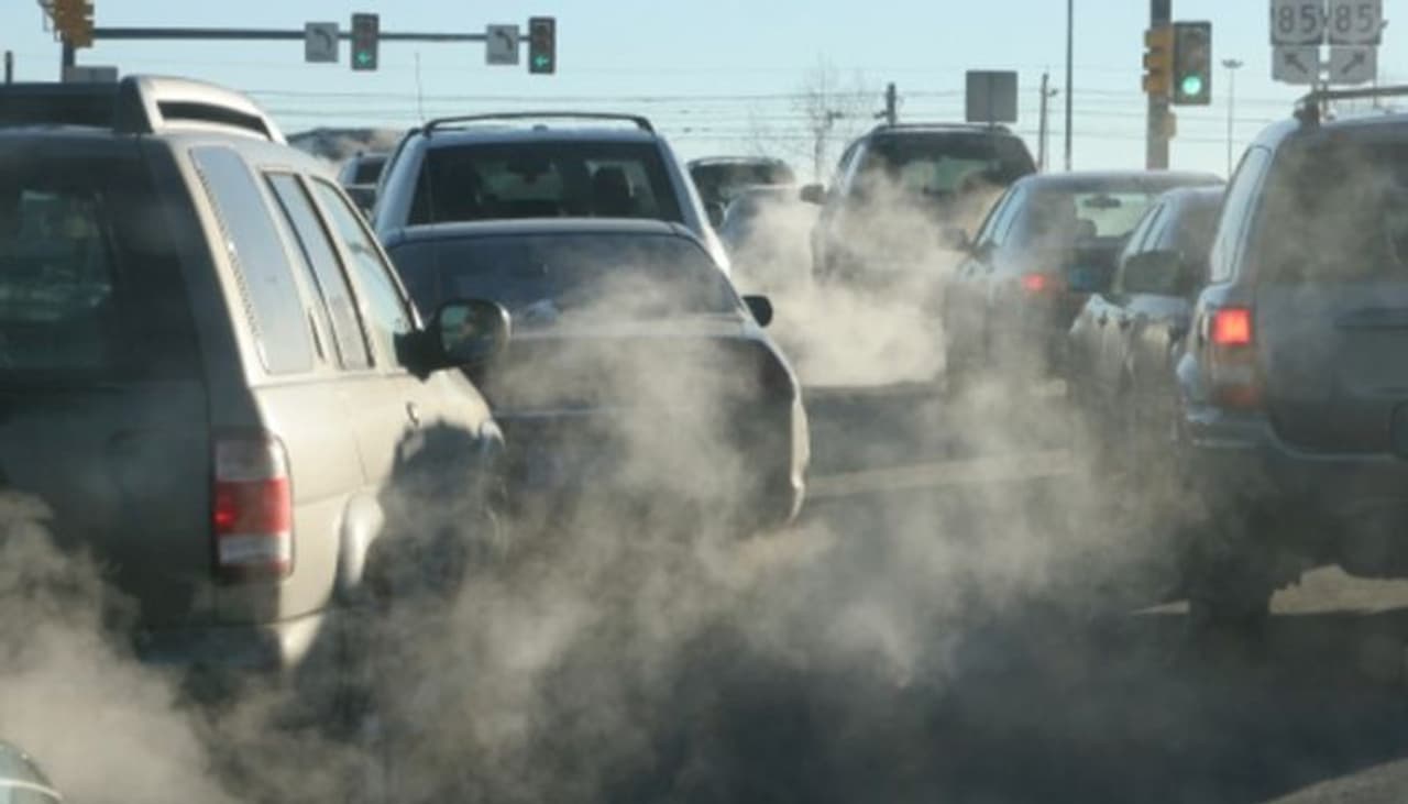 <p>ప్రస్తుతం ఎక్కడ విన్నా.. కాలుష్యం మాటే వినపడుతోంది. ముఖ్యంగా దేశ రాజధాని ఢిల్లీలో అయితే.. దీని తీవ్రత చాలా ఎక్కువగా ఉంది. కేవలం ఢిల్లీలోనే కాదు.. హైదరాబాద్, ముంబయి నగరాల్లోనూ కాలుష్యం బాగా పెరిగిపోయింది.</p> <p>ప్రస్తుతం ఎక్కడ విన్నా.. కాలుష్యం మాటే వినపడుతోంది. ముఖ్యంగా దేశ రాజధాని ఢిల్లీలో అయితే.. దీని తీవ్రత చాలా ఎక్కువగా ఉంది. కేవలం ఢిల్లీలోనే కాదు.. హైదరాబాద్, ముంబయి నగరాల్లోనూ కాలుష్యం బాగా పెరిగిపోయింది.</p>