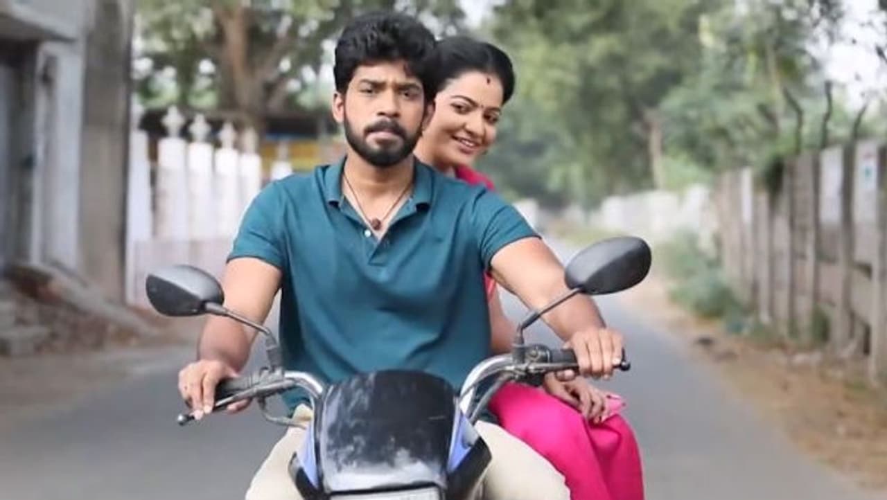 <p>விஜய் தொலைக்காட்சியில் பல சீரியல்கள் ஒளிபரப்பட்டு வந்தாலும் பாண்டியன் ஸ்டோர்ஸ் சீரியலுக்கு என்று தனி ரசிகர்கள் பட்டாளம் உண்டு. இந்த சீரியலுக்கு மக்களிடையே நல்ல வரவேற்பு உண்டு. </p> <p>விஜய் தொலைக்காட்சியில் பல சீரியல்கள் ஒளிபரப்பட்டு வந்தாலும் பாண்டியன் ஸ்டோர்ஸ் சீரியலுக்கு என்று தனி ரசிகர்கள் பட்டாளம் உண்டு. இந்த சீரியலுக்கு மக்களிடையே நல்ல வரவேற்பு உண்டு. </p>