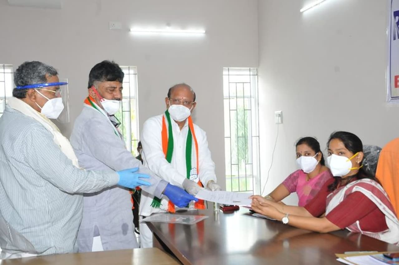 <p>ತುಮಕೂರು ಜಿಲ್ಲೆಯ ಶಿರಾ ವಿಧಾನಸಭಾ ಕ್ಷೇತ್ರದ ಉಪ ಚುನಾವಣೆಗೆ ಕಾಂಗ್ರೆಸ್ ಅಭ್ಯರ್ಥಿ ಟಿ. ಬಿ. ಜಯಚಂದ್ರ ನಾಮಪತ್ರ ಸಲ್ಲಿಕೆ ಮಾಡಿದರು.</p> <p>ತುಮಕೂರು ಜಿಲ್ಲೆಯ ಶಿರಾ ವಿಧಾನಸಭಾ ಕ್ಷೇತ್ರದ ಉಪ ಚುನಾವಣೆಗೆ ಕಾಂಗ್ರೆಸ್ ಅಭ್ಯರ್ಥಿ ಟಿ. ಬಿ. ಜಯಚಂದ್ರ ನಾಮಪತ್ರ ಸಲ್ಲಿಕೆ ಮಾಡಿದರು.</p>