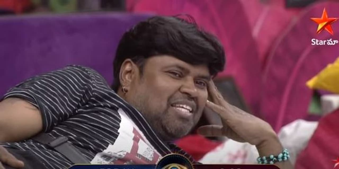 <p>ఆ తర్వాత సోహైల్.. అరియానాకి పిలిచి నూడిల్స్ తినిపించాడు. సారీ చెప్పాడు. ఇది కాస్త ఆసక్తినెలకొంది. అరియానా ఈ విషయాన్ని అభిజిత్తో చెప్పింది. ఈ సందర్భంగా ఇద్దరి మధ్య ఫన్సీ సీన్ చోటు చేసుకుంది. ఆ తర్వాత అభిజిత్, హారిక, నోయల్ మధ్య హౌజ్లోని సిచ్చువేషన్స్ పై డిస్కస్ చేసుకున్నారు. పిచ్చాపాటి డిస్కషన్ బోర్ కొట్టింది. రిలీఫ్ కోసం నోయల్, అఖిల్, సోహైల్, లాస్య, హారిక, మెహబూబ్, మోనాల్ బిగ్గరగా అరిచారు. టెన్షన్ రిలీఫ్ పొందారు. </p> <p>ఆ తర్వాత సోహైల్.. అరియానాకి పిలిచి నూడిల్స్ తినిపించాడు. సారీ చెప్పాడు. ఇది కాస్త ఆసక్తినెలకొంది. అరియానా ఈ విషయాన్ని అభిజిత్తో చెప్పింది. ఈ సందర్భంగా ఇద్దరి మధ్య ఫన్సీ సీన్ చోటు చేసుకుంది. ఆ తర్వాత అభిజిత్, హారిక, నోయల్ మధ్య హౌజ్లోని సిచ్చువేషన్స్ పై డిస్కస్ చేసుకున్నారు. పిచ్చాపాటి డిస్కషన్ బోర్ కొట్టింది. రిలీఫ్ కోసం నోయల్, అఖిల్, సోహైల్, లాస్య, హారిక, మెహబూబ్, మోనాల్ బిగ్గరగా అరిచారు. టెన్షన్ రిలీఫ్ పొందారు. </p>