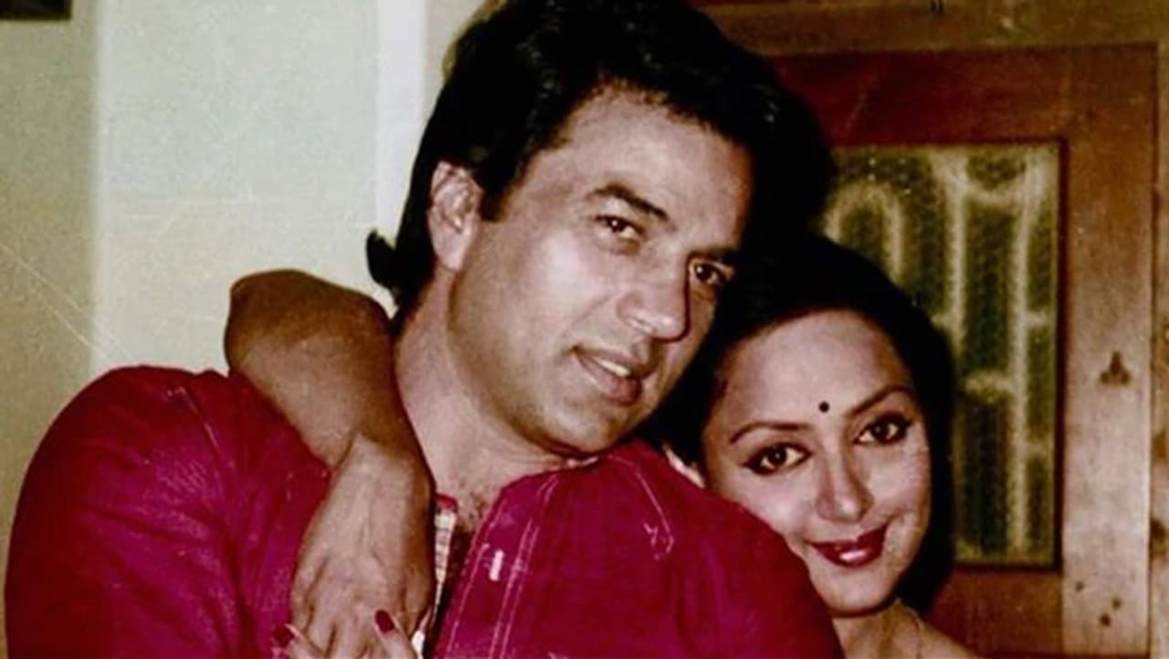 <p style="text align: justify;">ಹೇಮಾ ಮಾಲಿನಿ ಧರ್ಮೇಂದ್ರ ಅವರ ಎರಡನೆಯ ಹೆಂಡತಿ. </p> <p style="text align: justify;">ಹೇಮಾ ಮಾಲಿನಿ ಧರ್ಮೇಂದ್ರ ಅವರ ಎರಡನೆಯ ಹೆಂಡತಿ. </p>