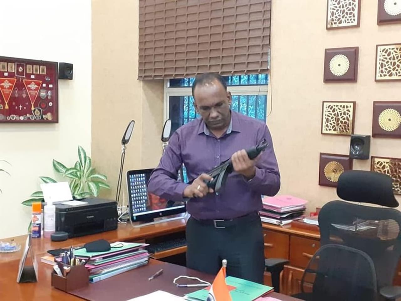 <p>ജർമ്മൻ ചെറുകിട ആയുധ നിർമാതാക്കളായ ഹെക്ലർ ആന്റ് കോച്ച് കമ്പനിയാണ് എംപി 5 പാരബെല്ലം സബ്മെഷൈന്റെ തോക്കിന്റെ ഉത്പാദകര്. വളരെ ലളിതവും ഭാരം കുറഞ്ഞതുമായ ആയുധമാണിത്. ഒറ്റ സ്വിച്ചില് തന്നെ സിംഗിൾ ഷോട്ട്, ഡബിൾ ഷോട്ട്, പിന്നെ പൂർണ്ണമായും യാന്ത്രികമായും ഈ തോക്ക് പ്രവര്ത്തിപ്പിക്കാം. </p> <p>ജർമ്മൻ ചെറുകിട ആയുധ നിർമാതാക്കളായ ഹെക്ലർ ആന്റ് കോച്ച് കമ്പനിയാണ് എംപി 5 പാരബെല്ലം സബ്മെഷൈന്റെ തോക്കിന്റെ ഉത്പാദകര്. വളരെ ലളിതവും ഭാരം കുറഞ്ഞതുമായ ആയുധമാണിത്. ഒറ്റ സ്വിച്ചില് തന്നെ സിംഗിൾ ഷോട്ട്, ഡബിൾ ഷോട്ട്, പിന്നെ പൂർണ്ണമായും യാന്ത്രികമായും ഈ തോക്ക് പ്രവര്ത്തിപ്പിക്കാം. </p>