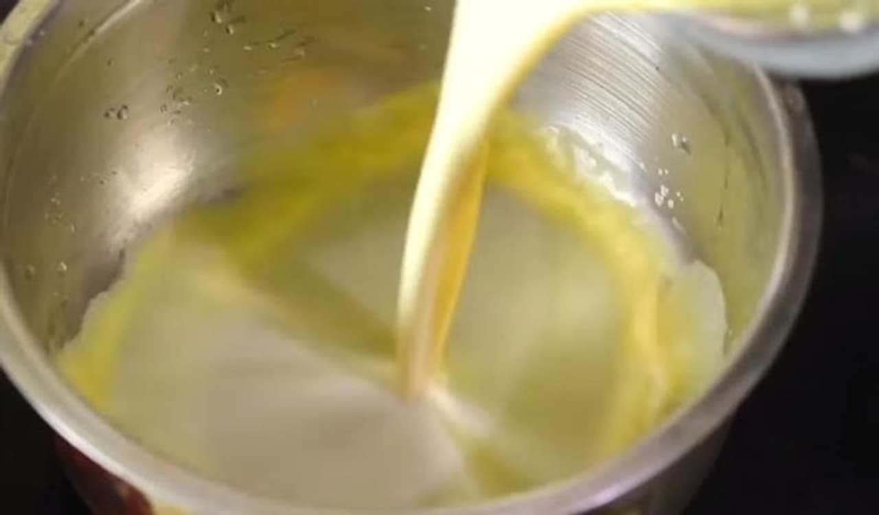 <p>ಭಾರತದಲ್ಲಿ ಹೆಚ್ಚಾಗಿ ದನ ಮತ್ತು ಎಮ್ಮೆಯ &nbsp;ಹಾಲನ್ನು ಉಪಯೋಗಿಸಲಾಗುತ್ತದೆ. ಆದರೆ ಹೆಚ್ಚಿನ ಜನಕ್ಕೆ ಈ ಡೈರಿ ಉತ್ಪನ್ನಗಳು ಎಂದರೆ ಅಲರ್ಜಿ ಉಂಟಾಗುತ್ತದೆ. ಆದುದರಿಂದ ಈ ರೆಸಿಪಿ ಮಾಡಲು ಹಾಲಿನ ಅಗತ್ಯವೇ ಇಲ್ಲ. ಡೈರಿ ಪ್ರಾಡಕ್ಟ್ ಫ್ರೀ ಅರಿಶಿನ ಹಾಲನ್ನು ಹೇಗೆ ತಯಾರಿಸೋದು ನೋಡೋಣ..&nbsp;</p>