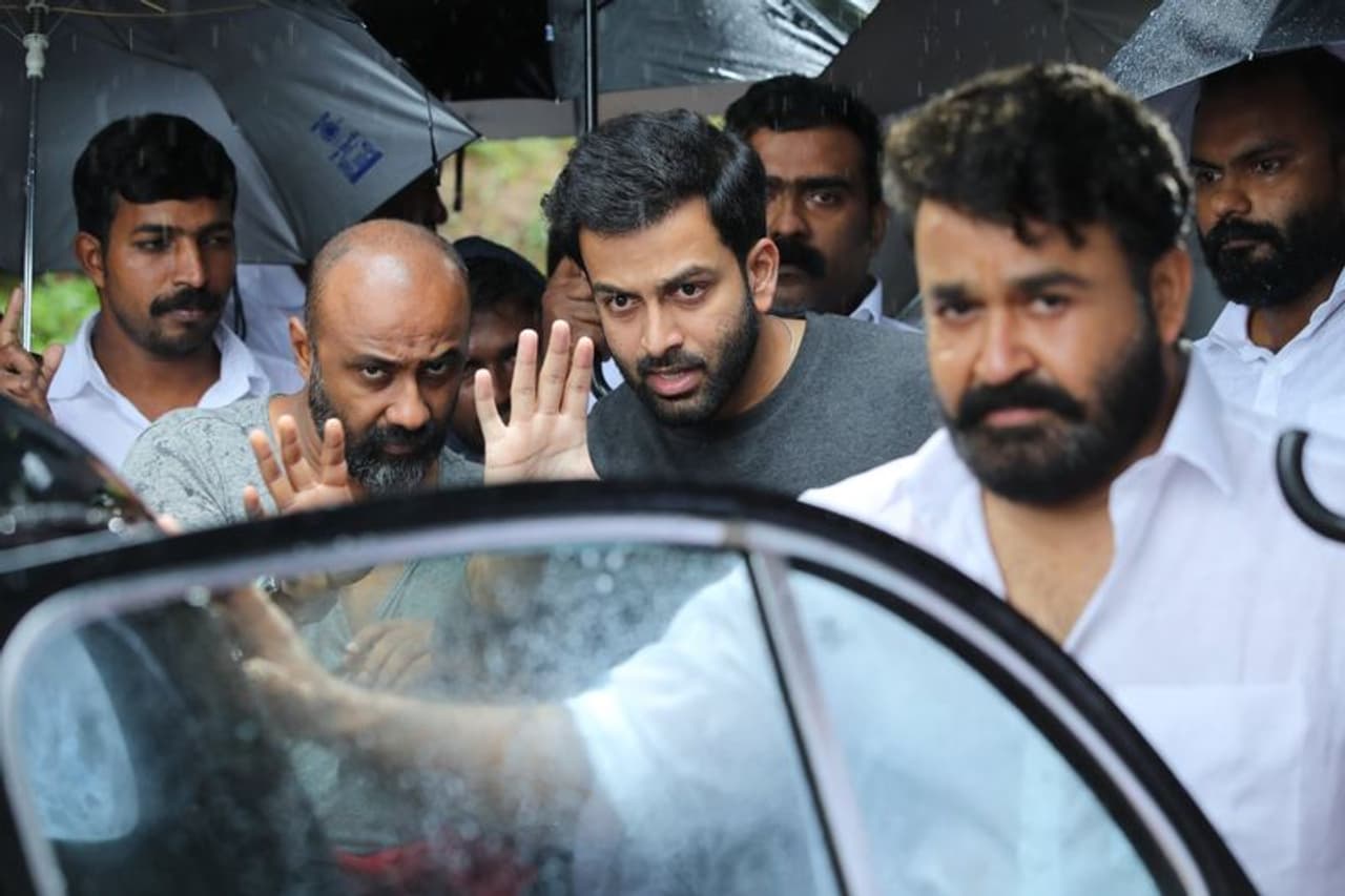 <p><strong>മോഹന്‍ലാല്‍</strong></p><p>"സന്തോഷകരമായ പിറന്നാള്‍ ആശംസിക്കുന്നു പ്രിയപ്പെട്ട പൃഥ്വിരാജ്. സ്നേഹവും സന്തോഷവും വിജയവും നേരുന്നു". നേരത്തെ പൃഥ്വിരാജ് ആരാധകര്‍ തയ്യാറാക്കിയ സ്പെഷ്യല്‍ വീഡിയോ ഫേസ്ബുക്കിലൂടെ റിലീസ് ചെയ്തതും മോഹന്‍ലാല്‍ ആയിരുന്നു.</p>