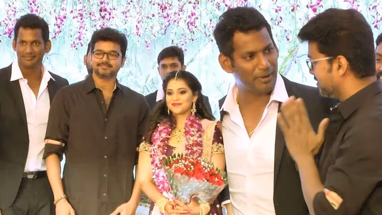 <p>పెళ్ళికి హాజరై దంపతులను ఆశీర్వదించిన&nbsp;దళపతి విజయ్&nbsp;</p>