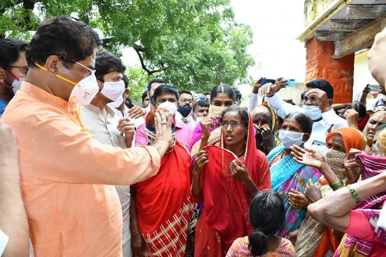 <p>ಕಂದಾಯ ಸಚಿವ ಇಂದು (ಶುಕ್ರವಾರ) ಕಲಬುರಗಿಗೆ ತೆರಳೆ ಪ್ರವಾಹ ಪ್ರದೇಶಗಳನ್ನ ಕೆಲ ನಿಮಿಷದಲ್ಲೇ ವೀಕ್ಷಿಸಿ ಹಾಗೇ ಬೆಂಗಳೂರು ಕಡೆ ಮುಖಮಾಡಿದರು. </p> <p>ಕಂದಾಯ ಸಚಿವ ಇಂದು (ಶುಕ್ರವಾರ) ಕಲಬುರಗಿಗೆ ತೆರಳೆ ಪ್ರವಾಹ ಪ್ರದೇಶಗಳನ್ನ ಕೆಲ ನಿಮಿಷದಲ್ಲೇ ವೀಕ್ಷಿಸಿ ಹಾಗೇ ಬೆಂಗಳೂರು ಕಡೆ ಮುಖಮಾಡಿದರು. </p>
