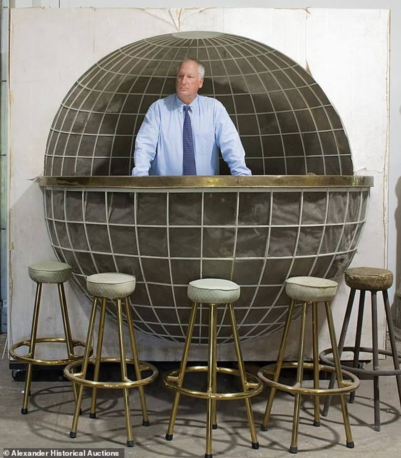 <p>ಗ್ಲೋಬ್ ಆಕಾರದ ಬಾರ್ ಮತ್ತು ಅದರ ಐದು ಚೇರ್ಗಳನ್ನು ಹರಾಜಿನಲ್ಲಿ ಇರಿಸಲಾಯಿತು. </p> <p>ಗ್ಲೋಬ್ ಆಕಾರದ ಬಾರ್ ಮತ್ತು ಅದರ ಐದು ಚೇರ್ಗಳನ್ನು ಹರಾಜಿನಲ್ಲಿ ಇರಿಸಲಾಯಿತು. </p>