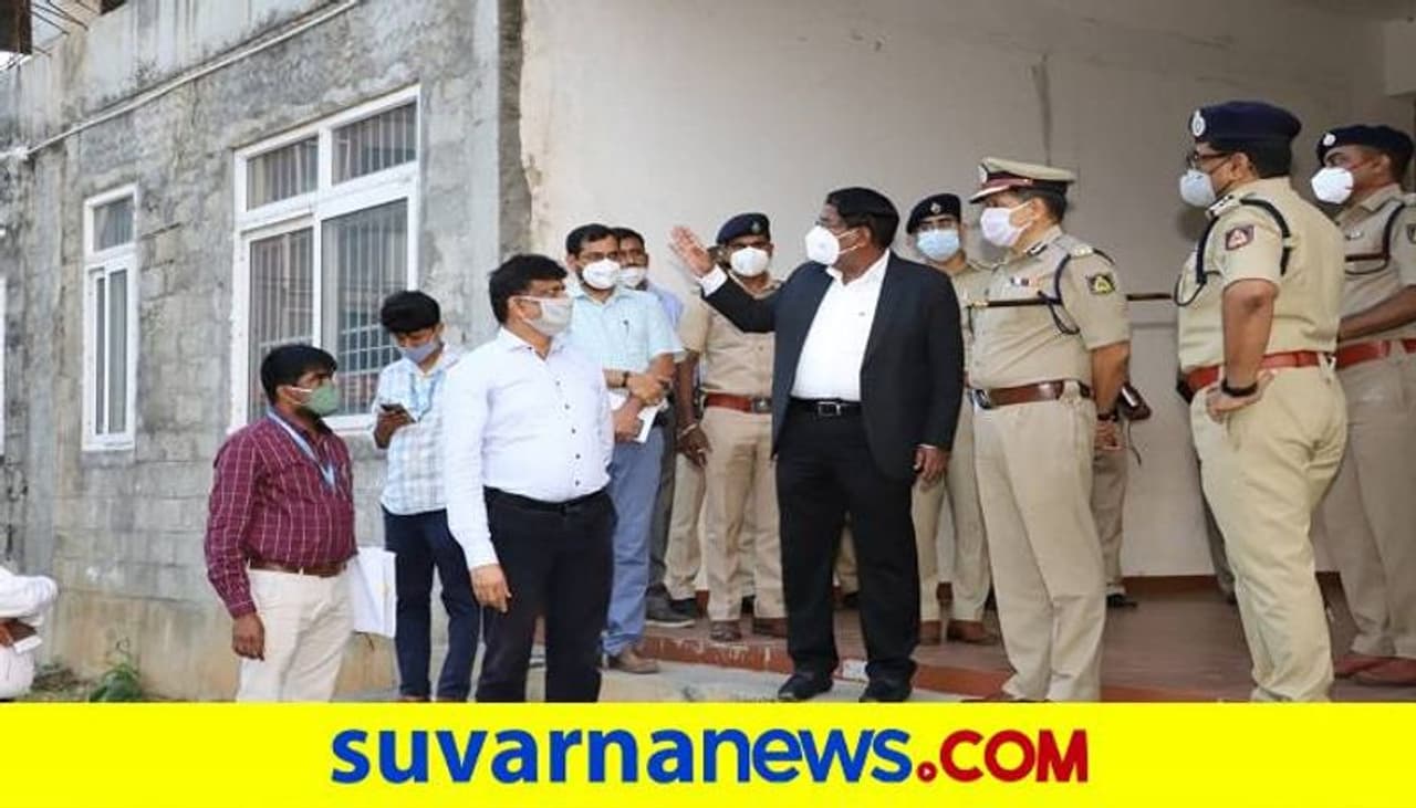 <p>ರಾಜರಾಜೇಶ್ವರಿ ನಗರ ವಿಧಾನಸಭಾ ಕ್ಷೇತ್ರಕ್ಕೆ ನಡೆಯುವ ಉಪಚುನಾವಣೆ ಸಂಬಂಧ ನಗರ ಪೊಲೀಸ್‌ ಆಯುಕ್ತ ಕಮಲ್‌ ಪಂತ್‌ ಅವರೊಂದಿಗೆ ಶುಕ್ರವಾರ ರಾಜರಾಜೇಶ್ವರಿನಗರದ ಜ್ಞಾನಾಕ್ಷಿ ವಿದ್ಯಾನಿಕೇತನ ಶಾಲೆಯ ಮತ ಎಣಿಕೆ ಕೇಂದ್ರ ಹಾಗೂ ಸ್ಟ್ರಾಂಗ್‌ ರೂಂಗೆ ಭೇಟಿ ನೀಡಿ ತಪಾಸಣೆ ನಡೆಸಿದರು.</p>