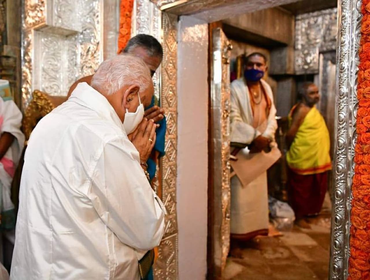 <p>ಮುಖ್ಯಮಂತ್ರಿ ಬಿ.ಎಸ್.ಯಡಿಯೂರಪ್ಪನವರು ಇಂದು ನಾಡಹಬ್ಬ ದಸರಾ ಮಹೋತ್ಸವದ ಅಂಗವಾಗಿ ನಾಡದೇವತೆ ಚಾಮುಂಡೇಶ್ವರಿ ದೇವಿಯ ದರ್ಶನ ಪಡೆದರು</p>