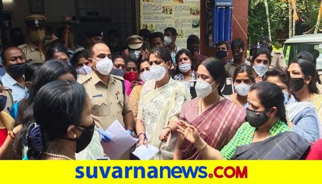 <p>ಬಿಜೆಪಿ ಅಭ್ಯರ್ಥಿ ಮುನಿರತ್ನ ಅವರಿಗೆ ಆತ್ಮೀಯರಾಗಿರುವ ಠಾಣೆಯ ಇನ್ಸ್ಪೆಕ್ಟರ್ ನವೀನ್ ಅವರಿಗೆ ಅನುಕೂಲ ಮಾಡಿಕೊಡುವ ಉದ್ದೇಶದಿಂದ ಕಾಂಗ್ರೆಸ್ ಅಭ್ಯರ್ಥಿ ವಿರುದ್ಧ ಸುಳ್ಳು ದೂರು ದಾಖಲಿಸಿದ್ದಾರೆ ಎಂದು ಆರೋಪಿಸಿದ ಪ್ರತಿಭಟನಾಕಾರರು</p> <p>ಬಿಜೆಪಿ ಅಭ್ಯರ್ಥಿ ಮುನಿರತ್ನ ಅವರಿಗೆ ಆತ್ಮೀಯರಾಗಿರುವ ಠಾಣೆಯ ಇನ್ಸ್ಪೆಕ್ಟರ್ ನವೀನ್ ಅವರಿಗೆ ಅನುಕೂಲ ಮಾಡಿಕೊಡುವ ಉದ್ದೇಶದಿಂದ ಕಾಂಗ್ರೆಸ್ ಅಭ್ಯರ್ಥಿ ವಿರುದ್ಧ ಸುಳ್ಳು ದೂರು ದಾಖಲಿಸಿದ್ದಾರೆ ಎಂದು ಆರೋಪಿಸಿದ ಪ್ರತಿಭಟನಾಕಾರರು</p>