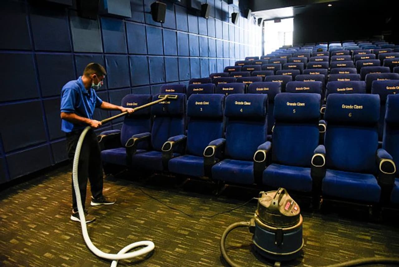 <p>സീറ്റുകള് ശുചീകരിക്കുന്ന തൊഴിലാളി, അസമിലെ ഗുവാഗത്തിയിലെ ഒരു തീയേറ്ററില് നിന്നുള്ള കാഴ്ച</p> <p>സീറ്റുകള് ശുചീകരിക്കുന്ന തൊഴിലാളി, അസമിലെ ഗുവാഗത്തിയിലെ ഒരു തീയേറ്ററില് നിന്നുള്ള കാഴ്ച</p>