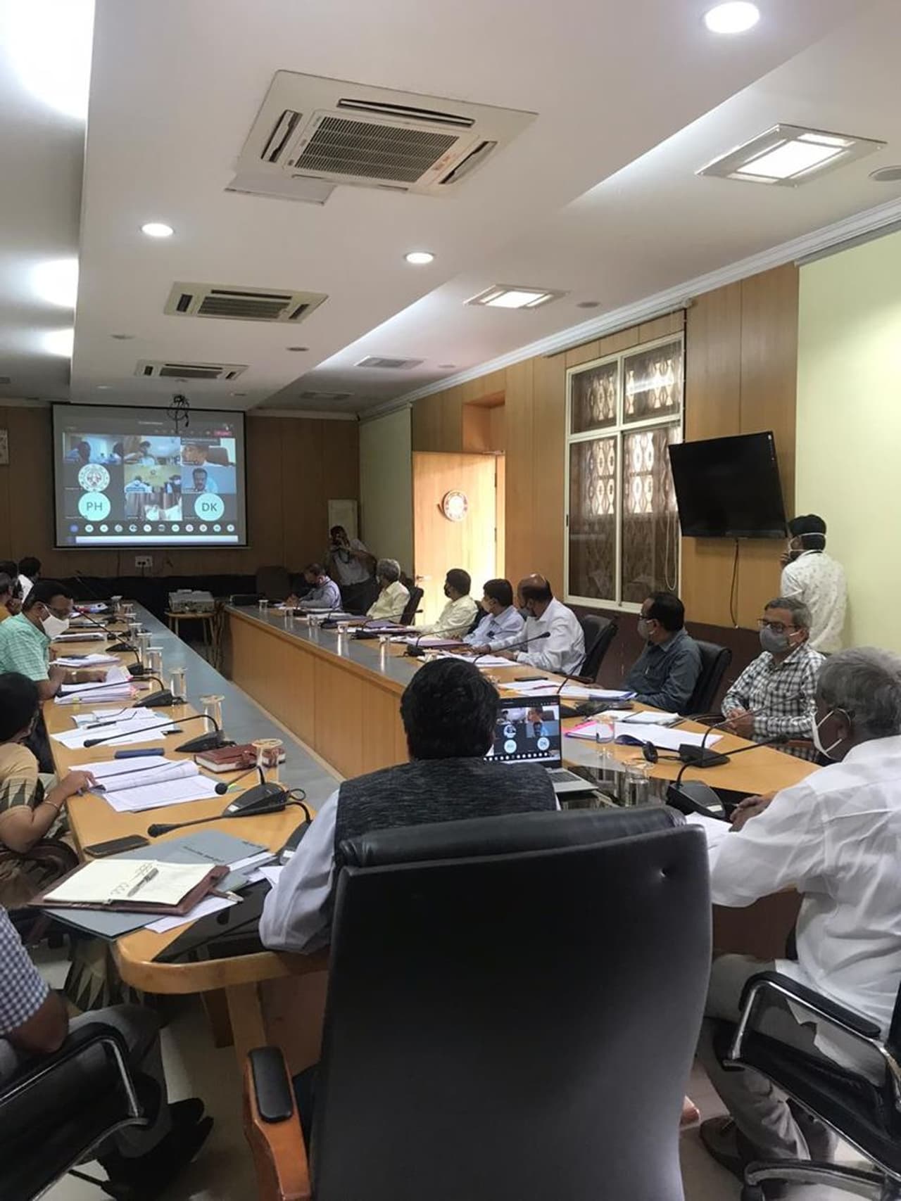 <p>ಕೆಎಸ್ಆರ್ಟಿಸಿ ಕೇಂದ್ರ ಕಚೇರಿಯಲ್ಲಿ ಶುಕ್ರವಾರ ನಡೆದ ನಿಗಮದ ವಿವಿಧ ವಿಭಾಗಗಳ ಮುಖಸ್ಥರು ಹಾಗೂ 17 ವಿಭಾಗೀಯ ನಿಯಂತ್ರಣಾಧಿಕಾರಿಗಳ ಜೊತೆ ವಿಡಿಯೋ ಸಂವಾದದಲ್ಲಿ ಮಾತನಾಡಿದ ಅವರು, ಮುಖ್ಯಮಂತ್ರಿಗಳು ಸಾರಿಗೆ ನಿಗಮಗಳ ಕಷ್ಟಕಾಲದಲ್ಲಿ ಕೈ ಹಿಡಿದು ಕಾಪಾಡಿದ್ದಾರೆ. ಸಿಬ್ಬಂದಿ ವೇತನಕ್ಕಾಗಿ ಸಾವಿರಾರು ಕೋಟಿ ರು. ನೀಡಿದ್ದಾರೆ. ಆದರೆ ಮುಂದಿನ ದಿನಗಳಲ್ಲಿ ನಮ್ಮ ದುಡಿಮೆಯಲ್ಲೇ ನಿಗಮ ನಡೆಸಿಕೊಂಡು ಹೋಗಬೇಕಿದೆ ಎಂದು ತಿಳಿಸಿದ್ದಾರೆ.</p> <p>ಕೆಎಸ್ಆರ್ಟಿಸಿ ಕೇಂದ್ರ ಕಚೇರಿಯಲ್ಲಿ ಶುಕ್ರವಾರ ನಡೆದ ನಿಗಮದ ವಿವಿಧ ವಿಭಾಗಗಳ ಮುಖಸ್ಥರು ಹಾಗೂ 17 ವಿಭಾಗೀಯ ನಿಯಂತ್ರಣಾಧಿಕಾರಿಗಳ ಜೊತೆ ವಿಡಿಯೋ ಸಂವಾದದಲ್ಲಿ ಮಾತನಾಡಿದ ಅವರು, ಮುಖ್ಯಮಂತ್ರಿಗಳು ಸಾರಿಗೆ ನಿಗಮಗಳ ಕಷ್ಟಕಾಲದಲ್ಲಿ ಕೈ ಹಿಡಿದು ಕಾಪಾಡಿದ್ದಾರೆ. ಸಿಬ್ಬಂದಿ ವೇತನಕ್ಕಾಗಿ ಸಾವಿರಾರು ಕೋಟಿ ರು. ನೀಡಿದ್ದಾರೆ. ಆದರೆ ಮುಂದಿನ ದಿನಗಳಲ್ಲಿ ನಮ್ಮ ದುಡಿಮೆಯಲ್ಲೇ ನಿಗಮ ನಡೆಸಿಕೊಂಡು ಹೋಗಬೇಕಿದೆ ಎಂದು ತಿಳಿಸಿದ್ದಾರೆ.</p>