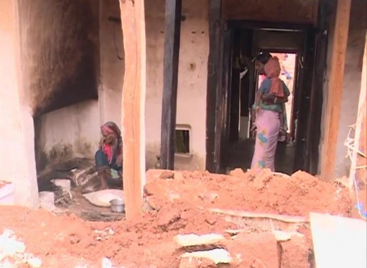 <p>ಕಳೆದ ಒಂದು ವಾರದಲ್ಲಿಯೇ ಜಿಲ್ಲೆಯ 7 ತಾಲೂಕುಗಳ ವ್ಯಾಪ್ತಿಯಲ್ಲಿ ಒಟ್ಟು 635 ಮನೆಗಳು ಕುಸಿತವಾಗಿದ್ದು, ಅದರಲ್ಲಿ ಅತಿ ಹೆಚ್ಚು ರೋಣ ತಾಲೂಕಿನಲ್ಲಿಯೇ ಸಂಭವಿಸಿದೆ. ಆನಂತರ ಸ್ಥಾನದಲ್ಲಿ ನರಗುಂದ ಮತ್ತು ಗದಗ ತಾಲೂಕುಗಳಿವೆ. ಲಕ್ಷ್ಮೇಶ್ವರ ಮತ್ತು ಶಿರಹಟ್ಟಿ ತಾಲೂಕು ವ್ಯಾಪ್ತಿಯಲ್ಲಿ 50ಕ್ಕೂ ಹೆಚ್ಚಿನ ಮನೆಗಳು ಕುಸಿತವಾಗಿದ್ದು, ಅವರೆಲ್ಲ ಬೀದಿಯಲ್ಲಿಯೇ ಬದುಕುವಂತಾಗಿದೆ.</p>