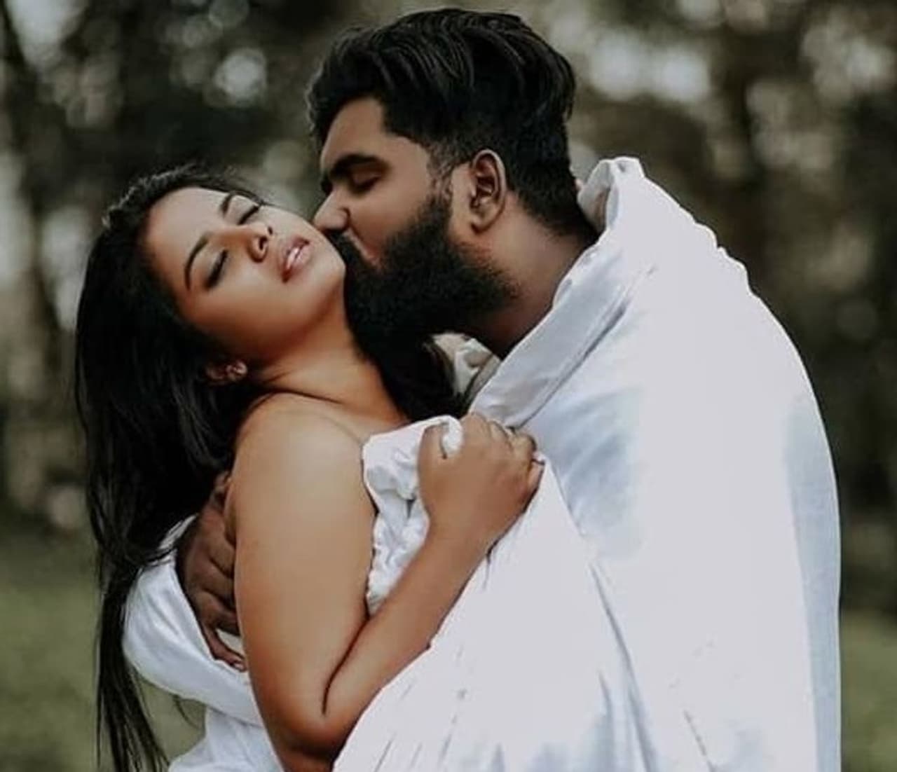 <p>పెళ్లి.. ప్రతి ఒక్కరి జీవితంలో అద్భుతమైన ఘట్టం. ఆ అందమైన క్షణాలను ప్రతి ఒక్కరూ ఫోటోలు, వీడియోల రూపంలో బంధించాలని అనుకుంటారు. ఆ ఫోటోలను అప్పుడప్పుడూ చూసుకుంటూ.. ఆ నాటి క్షణాలను నెమరువేసుకుంటారు. అయితే.. ఈ మధ్యకాలంలో కొత్త సంస్కృతి వచ్చింది. పెళ్లికి ముందే వధూవరులు అందమైన ప్రదేశాలకు వెళ్లి.. అక్కడ ఫోటోలు దిగుతున్నారు.</p> <p>పెళ్లి.. ప్రతి ఒక్కరి జీవితంలో అద్భుతమైన ఘట్టం. ఆ అందమైన క్షణాలను ప్రతి ఒక్కరూ ఫోటోలు, వీడియోల రూపంలో బంధించాలని అనుకుంటారు. ఆ ఫోటోలను అప్పుడప్పుడూ చూసుకుంటూ.. ఆ నాటి క్షణాలను నెమరువేసుకుంటారు. అయితే.. ఈ మధ్యకాలంలో కొత్త సంస్కృతి వచ్చింది. పెళ్లికి ముందే వధూవరులు అందమైన ప్రదేశాలకు వెళ్లి.. అక్కడ ఫోటోలు దిగుతున్నారు.</p>