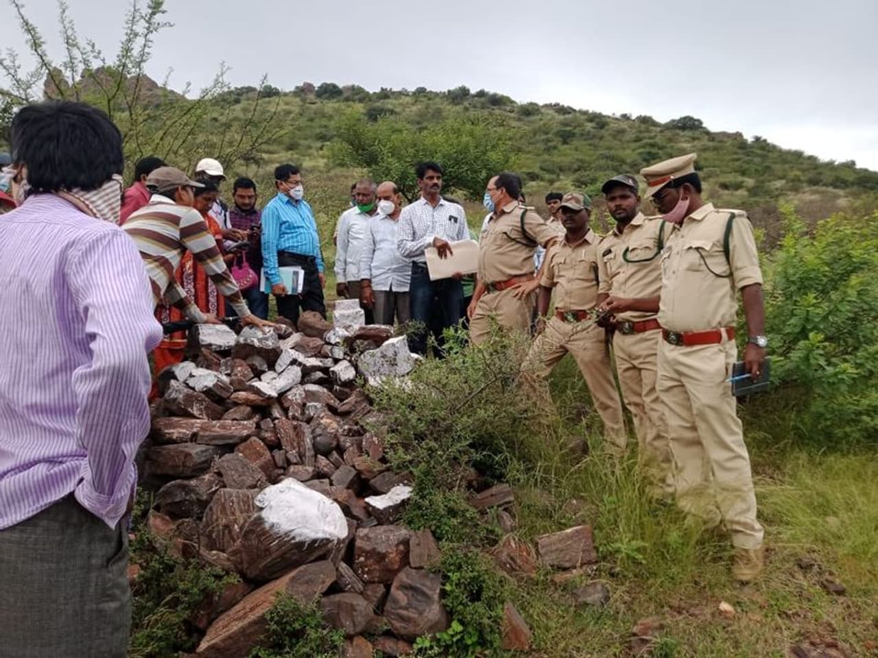 <p>ಸರ್ವೆ ಆಫ್ ಇಂಡಿಯಾದ ಅಧೀಕ್ಷಕ ಅಧಿಕಾರಿ ದೇವಸಿಂಗ್ ಮೆಹರ್ ಹಾಗೂ ಸರ್ವೆ ಅಧಿಕಾರಿ ಪಿ. ಪ್ರೇಮಕುಮಾರ್ ನೇತೃತ್ವದಲ್ಲಿ ನಡೆದ ಸಮೀಕ್ಷೆಯಲ್ಲಿ ಅಂತರ ರಾಜ್ಯದ ಗಡಿಗುರುತನ್ನು ಪತ್ತೆ ಹಚ್ಚಿದರು. </p> <p>ಸರ್ವೆ ಆಫ್ ಇಂಡಿಯಾದ ಅಧೀಕ್ಷಕ ಅಧಿಕಾರಿ ದೇವಸಿಂಗ್ ಮೆಹರ್ ಹಾಗೂ ಸರ್ವೆ ಅಧಿಕಾರಿ ಪಿ. ಪ್ರೇಮಕುಮಾರ್ ನೇತೃತ್ವದಲ್ಲಿ ನಡೆದ ಸಮೀಕ್ಷೆಯಲ್ಲಿ ಅಂತರ ರಾಜ್ಯದ ಗಡಿಗುರುತನ್ನು ಪತ್ತೆ ಹಚ್ಚಿದರು. </p>