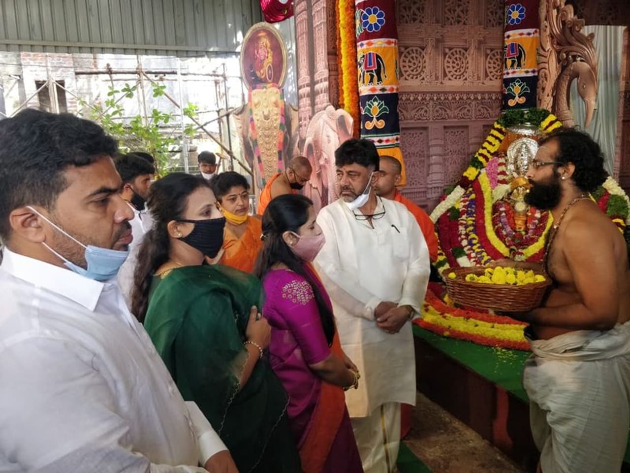 <p>ಪತ್ನಿ ಜೊತೆಗೆ ಮಠದಲ್ಲಿ ಪೂಜಾ ಕಾರ್ಯ ಮಾಡಿದ್ರು ಡಿಕೆಶಿ</p>