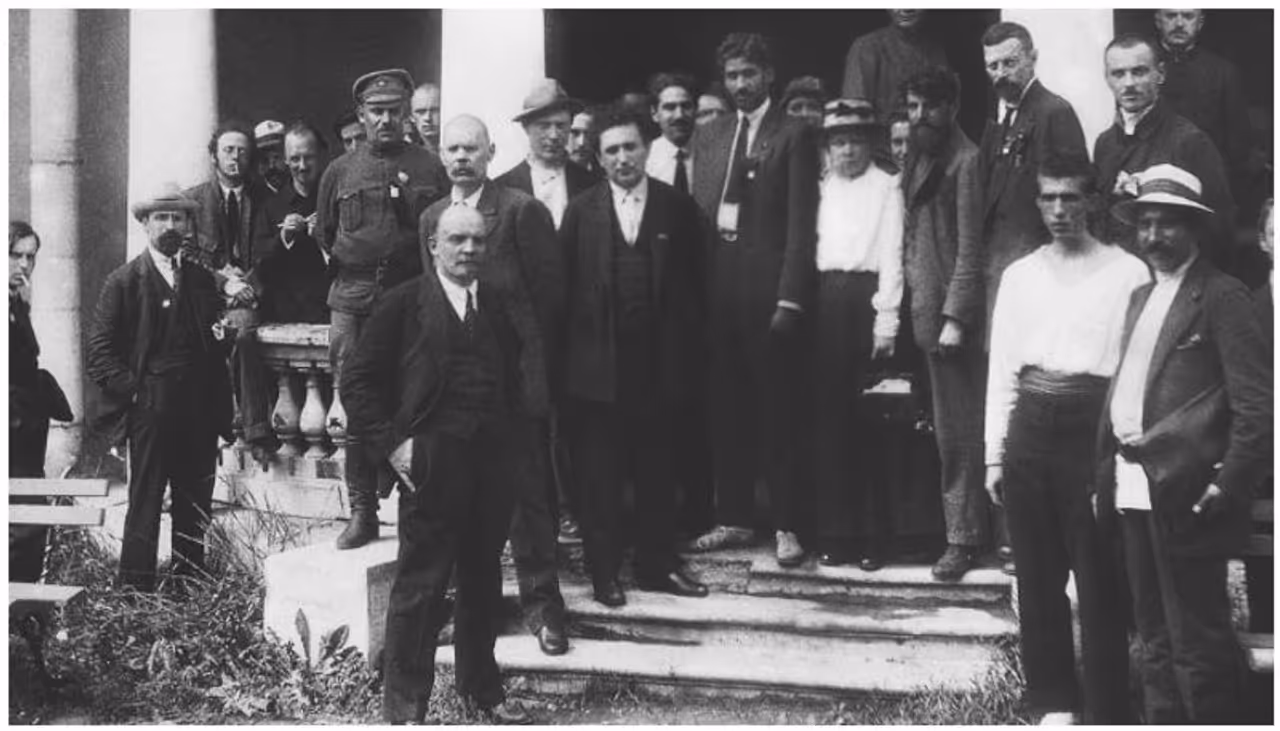 <p>(എം എൻ റോയ് ലെനിനും മറ്റുള്ളവർക്കും ഒപ്പം)<br /><br />രാഷ്ട്രീയ അതിജീവനത്തിന്റെ ഈ നാൾവഴികളിൽ നിരവധി അണികളും നേതാക്കളും രക്തസാക്ഷികളായ ചരിത്രവും ഇന്ത്യൻ കമ്യൂണിസ്റ്റ് പ്രസ്ഥാനങ്ങൾക്കുണ്ട്. ഇന്ത്യയിൽ നിന്ന് ബോൾഷെവിക് വിപ്ലവ നായകനായ ലെനിനെ തേടിച്ചെന്നവരാണ് ഇന്ത്യയിൽ ഒരു കമ്യൂണിസ്റ്റ് പ്രസ്ഥാനത്തിന് തുടക്കമിടുന്നത്.</p> <p>(എം എൻ റോയ് ലെനിനും മറ്റുള്ളവർക്കും ഒപ്പം)<br /><br />രാഷ്ട്രീയ അതിജീവനത്തിന്റെ ഈ നാൾവഴികളിൽ നിരവധി അണികളും നേതാക്കളും രക്തസാക്ഷികളായ ചരിത്രവും ഇന്ത്യൻ കമ്യൂണിസ്റ്റ് പ്രസ്ഥാനങ്ങൾക്കുണ്ട്. ഇന്ത്യയിൽ നിന്ന് ബോൾഷെവിക് വിപ്ലവ നായകനായ ലെനിനെ തേടിച്ചെന്നവരാണ് ഇന്ത്യയിൽ ഒരു കമ്യൂണിസ്റ്റ് പ്രസ്ഥാനത്തിന് തുടക്കമിടുന്നത്.</p>