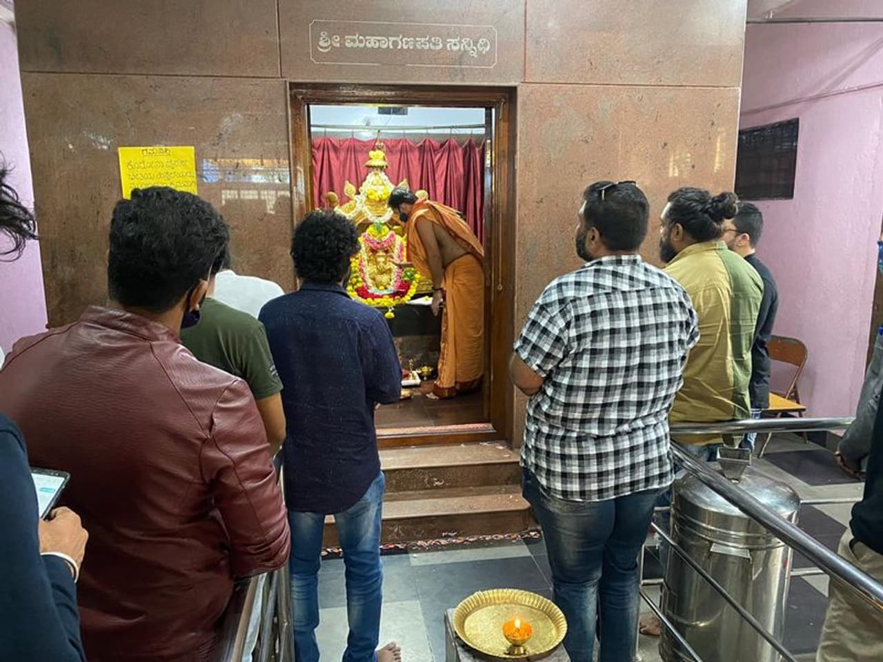 <p>ಅಣ್ಣನ ಹುಟ್ಟುಹಬ್ಬದ ದಿನದಂದೇ ಧ್ರುವ ಹೊಸ ಸಿನಿಮಾ ಅನೌನ್ಸ್ ಮಾಡಿ ಫ್ಯಾನ್ಸ್ಗೆ ಬಿಗ್ ಸರ್ಪೈಸ್ ಕೊಟ್ಟಿದ್ದಾರೆ.</p> <p>ಅಣ್ಣನ ಹುಟ್ಟುಹಬ್ಬದ ದಿನದಂದೇ ಧ್ರುವ ಹೊಸ ಸಿನಿಮಾ ಅನೌನ್ಸ್ ಮಾಡಿ ಫ್ಯಾನ್ಸ್ಗೆ ಬಿಗ್ ಸರ್ಪೈಸ್ ಕೊಟ್ಟಿದ್ದಾರೆ.</p>