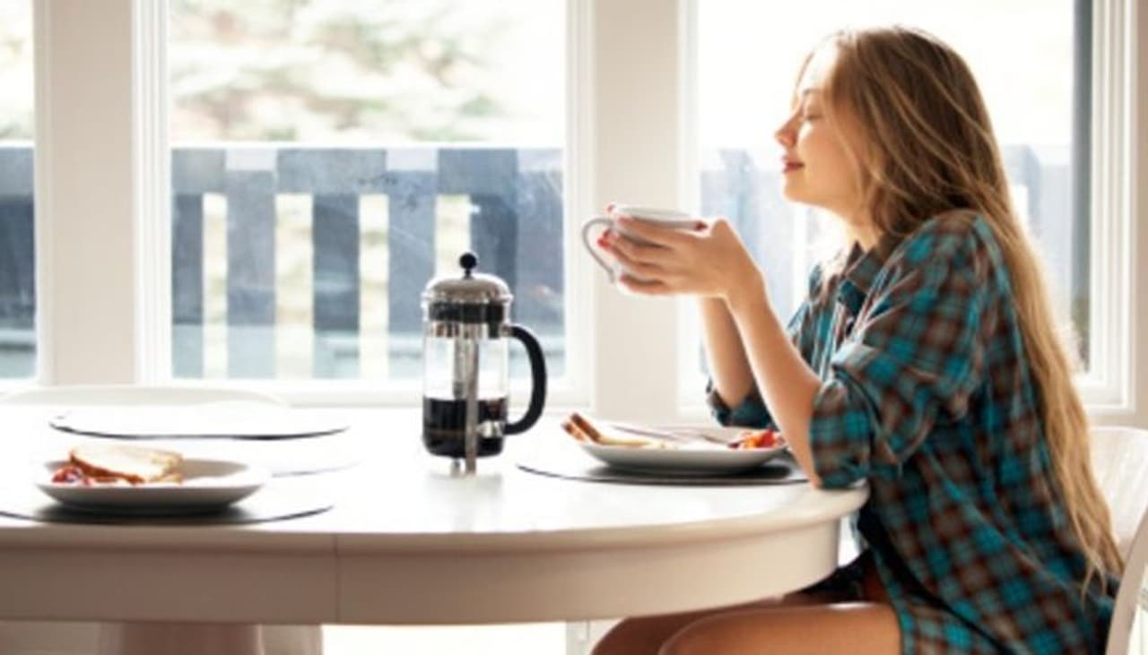 <p> </p><p>ലോക്ഡൗണ് ആയതോടെ മിക്കവരും പതിവുകളെല്ലാം തെറ്റിയ ഒരു ജീവിതശൈലിയിലേക്ക് കടന്നിട്ടുണ്ട്. ഇത് മനസിന്റെ ആരോഗ്യത്തിന് ഒട്ടും ഗുണകരമല്ല. പതിവായി ചെയ്യുന്ന കാര്യങ്ങള് അത് പോലെ തന്നെ സമയത്തിന് ചെയ്ത് തീര്ക്കുക.<br /> </p><p> </p> <p> </p><p>ലോക്ഡൗണ് ആയതോടെ മിക്കവരും പതിവുകളെല്ലാം തെറ്റിയ ഒരു ജീവിതശൈലിയിലേക്ക് കടന്നിട്ടുണ്ട്. ഇത് മനസിന്റെ ആരോഗ്യത്തിന് ഒട്ടും ഗുണകരമല്ല. പതിവായി ചെയ്യുന്ന കാര്യങ്ങള് അത് പോലെ തന്നെ സമയത്തിന് ചെയ്ത് തീര്ക്കുക.<br /> </p><p> </p>