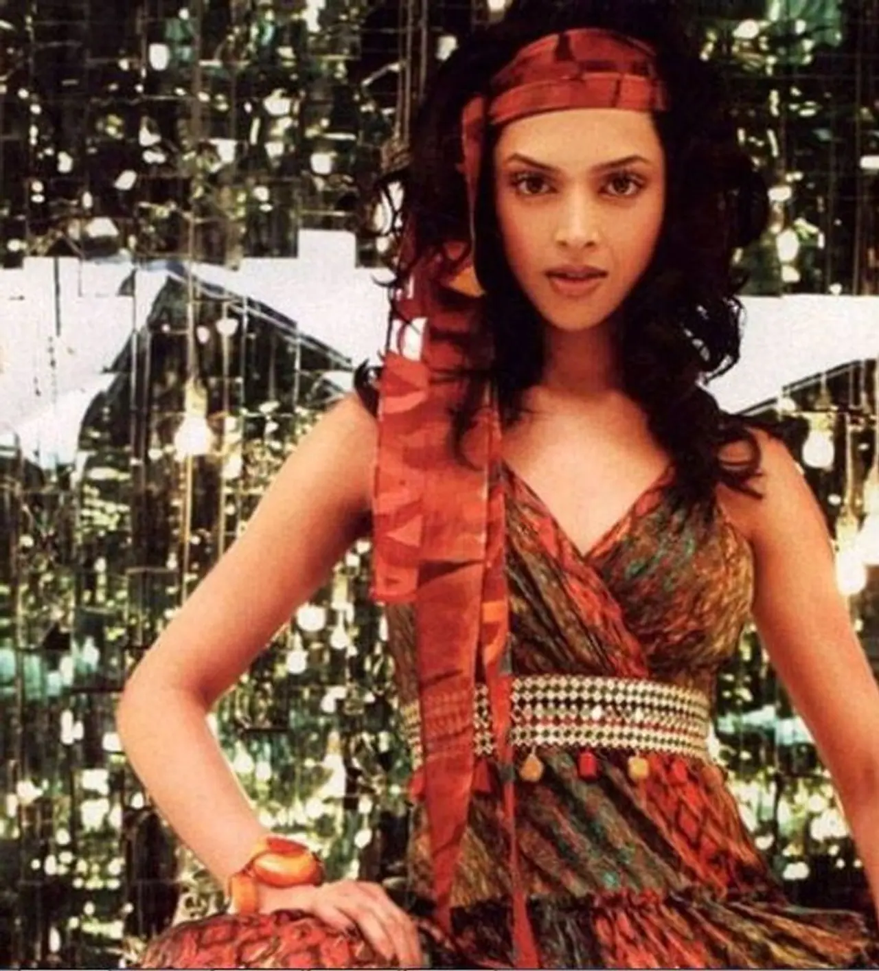 <p>80 பதுகளில் உள்ள பிரபலம் போல் செம்ம மாஸ் காட்டிய தீபிகா </p> <p>80 பதுகளில் உள்ள பிரபலம் போல் செம்ம மாஸ் காட்டிய தீபிகா </p>