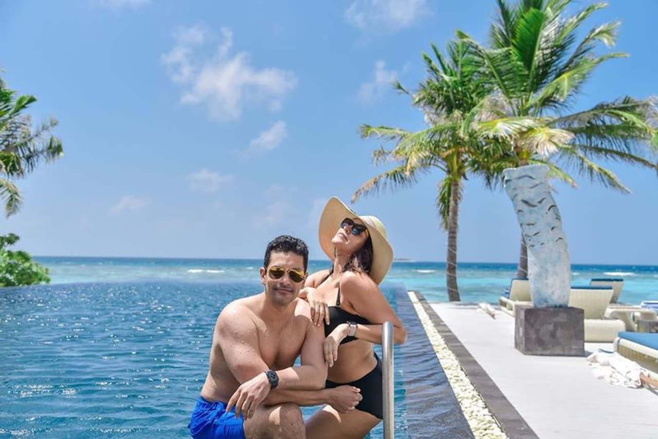 <p>కొన్ని నెలల క్రితమే మల్దీవ్స్ లో ఎంజాయ్ చేసిన ఈ రొమాంటిక్ జోడీ.. తాజాగా మరోసారి మాల్దీవ్స్ లో చక్కర్లు కొడుతుంది. సరదాగా గడుపుతూ ఆనందిస్తున్నారు.</p> <p>కొన్ని నెలల క్రితమే మల్దీవ్స్ లో ఎంజాయ్ చేసిన ఈ రొమాంటిక్ జోడీ.. తాజాగా మరోసారి మాల్దీవ్స్ లో చక్కర్లు కొడుతుంది. సరదాగా గడుపుతూ ఆనందిస్తున్నారు.</p>