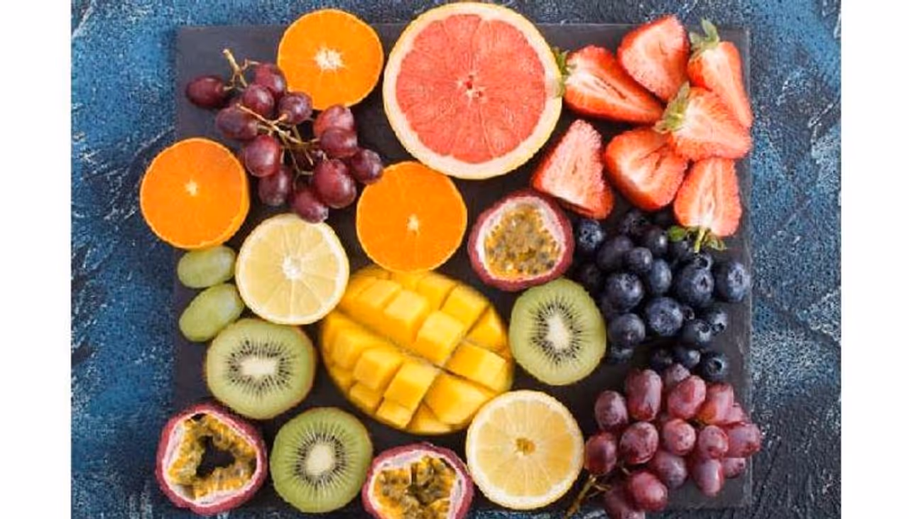 <p><strong>ഒന്ന്...</strong></p><p> </p><p>വിറ്റാമിന് സി ധാരാളം അടങ്ങിയ ഭക്ഷണങ്ങള് ഡയറ്റില് ഉള്പ്പെടുത്തണം. ഓറഞ്ച്, നാരങ്ങ, കിവി, പൈനാപ്പിള്, സ്ട്രോബറി, തക്കാളി, വെള്ളരിക്ക, കോളിഫ്ലവര്, കാബേജ് തുടങ്ങിയവയൊക്കെ ഡയറ്റില് ഉള്പ്പെടുത്തുന്നത് പല്ലുകളുടെ ആരോഗ്യത്തെ സംരക്ഷിക്കാന് സഹായിക്കും. ഒപ്പം വിറ്റാമിന് സി നിങ്ങളുടെ പ്രതിരോധശേഷി കൂട്ടാനും സഹായിക്കും. </p> <p><strong>ഒന്ന്...</strong></p><p> </p><p>വിറ്റാമിന് സി ധാരാളം അടങ്ങിയ ഭക്ഷണങ്ങള് ഡയറ്റില് ഉള്പ്പെടുത്തണം. ഓറഞ്ച്, നാരങ്ങ, കിവി, പൈനാപ്പിള്, സ്ട്രോബറി, തക്കാളി, വെള്ളരിക്ക, കോളിഫ്ലവര്, കാബേജ് തുടങ്ങിയവയൊക്കെ ഡയറ്റില് ഉള്പ്പെടുത്തുന്നത് പല്ലുകളുടെ ആരോഗ്യത്തെ സംരക്ഷിക്കാന് സഹായിക്കും. ഒപ്പം വിറ്റാമിന് സി നിങ്ങളുടെ പ്രതിരോധശേഷി കൂട്ടാനും സഹായിക്കും. </p>