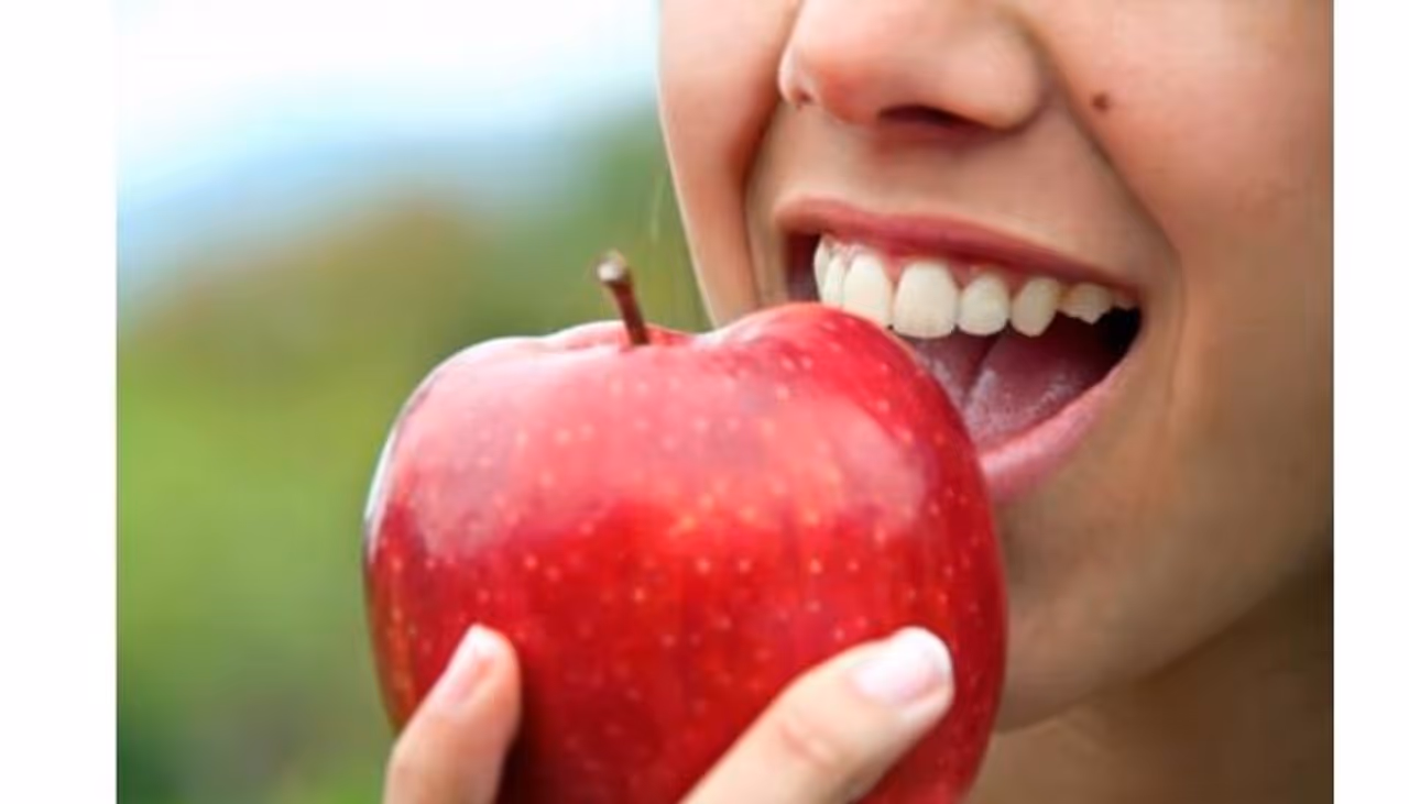 <p><strong>ಸೇಬುಹಣ್ಣಿನ ಆರು ಅಡ್ಡ ಪರಿಣಾಮಗಳು ಇಲ್ಲಿವೆ: </strong>ದಿನಕ್ಕೆ ಎಷ್ಟು ಸೇಬುಗಳನ್ನು ತಿನ್ನಬಹುದು? ಒಬ್ಬ ವ್ಯಕ್ತಿ ದಿನಕ್ಕೆ ಸರಾಸರಿ ಒಂದರಿಂದ ಎರಡು ಸೇಬುಗಳನ್ನು ತಿನ್ನಬಹುದು. ಅದಕ್ಕಿಂತ ಹೆಚ್ಚಿನ ಸೇವನೆ ಮಾಡಿದರೆ, ಕೆಲವು ಅಪಾಯಕಾರಿ ಮತ್ತು ಅಹಿತಕರ ಅಡ್ಡ ಪರಿಣಾಮಗಳನ್ನು ಅನುಭವಿಸಬಹುದು.</p> <p><strong>ಸೇಬುಹಣ್ಣಿನ ಆರು ಅಡ್ಡ ಪರಿಣಾಮಗಳು ಇಲ್ಲಿವೆ: </strong>ದಿನಕ್ಕೆ ಎಷ್ಟು ಸೇಬುಗಳನ್ನು ತಿನ್ನಬಹುದು? ಒಬ್ಬ ವ್ಯಕ್ತಿ ದಿನಕ್ಕೆ ಸರಾಸರಿ ಒಂದರಿಂದ ಎರಡು ಸೇಬುಗಳನ್ನು ತಿನ್ನಬಹುದು. ಅದಕ್ಕಿಂತ ಹೆಚ್ಚಿನ ಸೇವನೆ ಮಾಡಿದರೆ, ಕೆಲವು ಅಪಾಯಕಾರಿ ಮತ್ತು ಅಹಿತಕರ ಅಡ್ಡ ಪರಿಣಾಮಗಳನ್ನು ಅನುಭವಿಸಬಹುದು.</p>