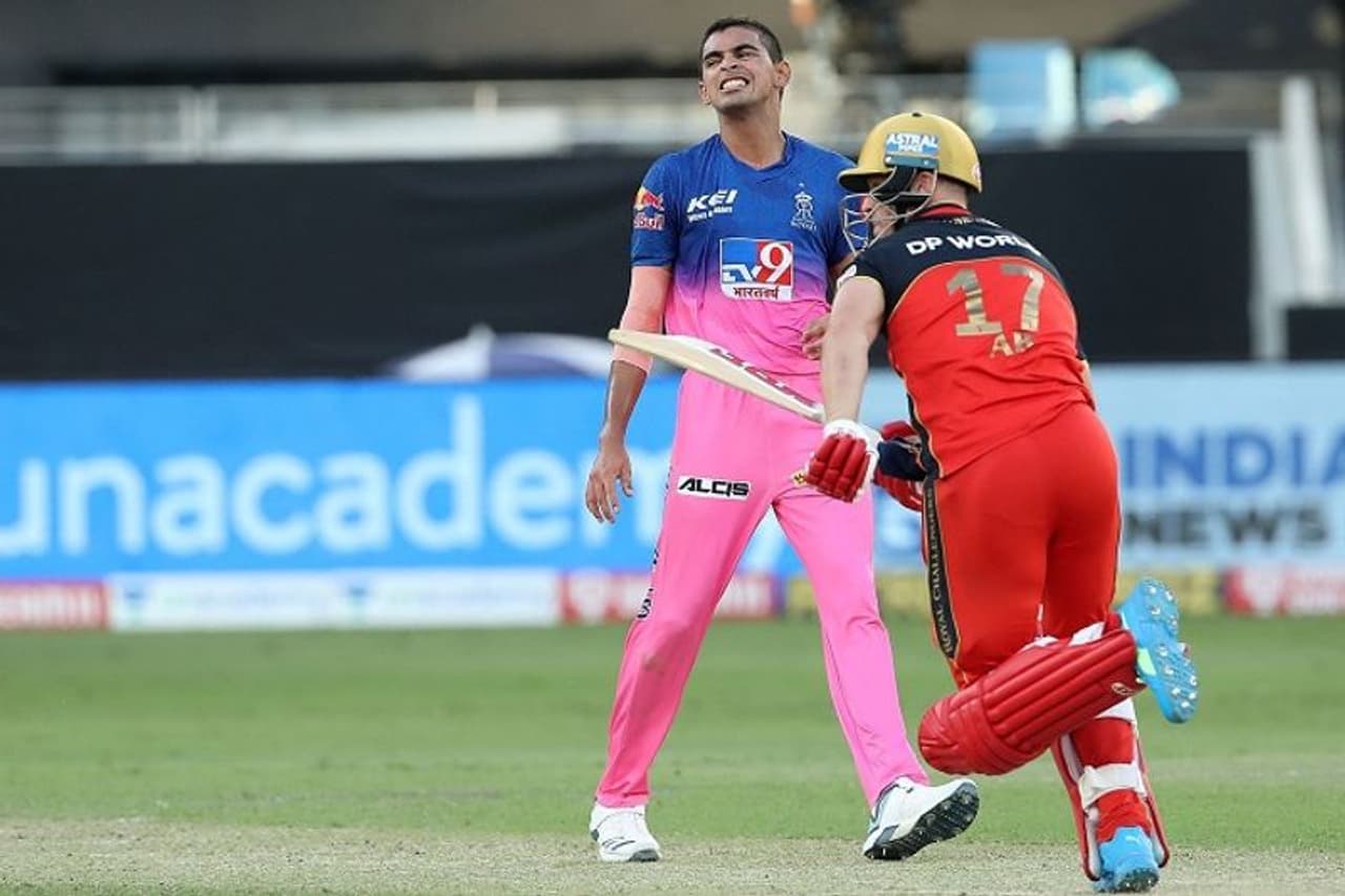 <p>ರಾಜಸ್ಥಾನ ರಾಯಲ್ಸ್ ವಿರುದ್ಧದ ಪಂದ್ಯದಲ್ಲಿ ಅಬ್ಬರಿಸಿದ ಎಬಿ ಡಿವಿಲಿಯರ್ಸ್, ಎಬಿಡಿ ಸ್ಫೋಟಕ ಬ್ಯಾಟಿಂಗ್ ನೆರವಿನಿಂದ ಕೊಹ್ಲಿ ಸೈನ್ಯಕ್ಕೆ 7 ವಿಕೆಟ್ ಗೆಲುವು</p> <p>ರಾಜಸ್ಥಾನ ರಾಯಲ್ಸ್ ವಿರುದ್ಧದ ಪಂದ್ಯದಲ್ಲಿ ಅಬ್ಬರಿಸಿದ ಎಬಿ ಡಿವಿಲಿಯರ್ಸ್, ಎಬಿಡಿ ಸ್ಫೋಟಕ ಬ್ಯಾಟಿಂಗ್ ನೆರವಿನಿಂದ ಕೊಹ್ಲಿ ಸೈನ್ಯಕ್ಕೆ 7 ವಿಕೆಟ್ ಗೆಲುವು</p>