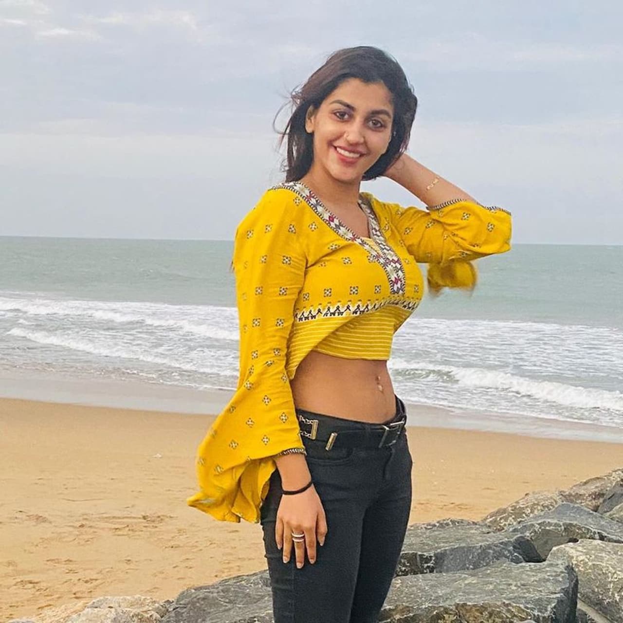 <h2> </h2><p>முதல் படத்திலேயே, கவர்ச்சிகரமான வேடத்தில் அதுவும் அடல்ட் படத்தில் நடித்து, இளசுகளை சுண்டி இழுத்தவர் "இருட்டு அறையில் முரட்டு குத்து" பட நடிகை யாஷிகா ஆனந்த். இதை தொடர்ந்து, 'நோட்டா', 'ஜாம்பி' போன்ற படங்களில் நடித்தாலும், முதல் படத்தில் கிடைத்த அளவிற்கு இவருக்கு வரவேற்பு கிடைக்கவில்லை.</p> <h2> </h2><p>முதல் படத்திலேயே, கவர்ச்சிகரமான வேடத்தில் அதுவும் அடல்ட் படத்தில் நடித்து, இளசுகளை சுண்டி இழுத்தவர் "இருட்டு அறையில் முரட்டு குத்து" பட நடிகை யாஷிகா ஆனந்த். இதை தொடர்ந்து, 'நோட்டா', 'ஜாம்பி' போன்ற படங்களில் நடித்தாலும், முதல் படத்தில் கிடைத்த அளவிற்கு இவருக்கு வரவேற்பு கிடைக்கவில்லை.</p>