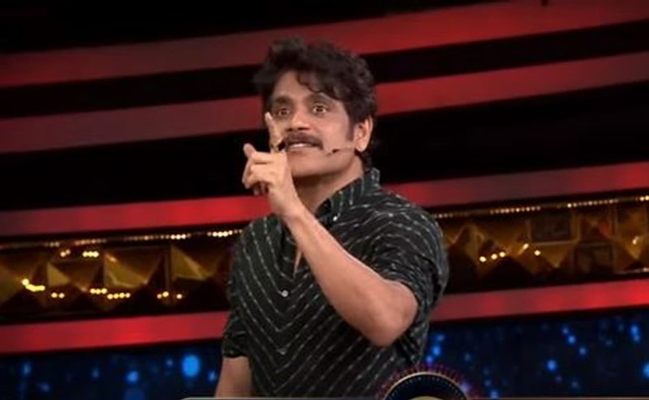 <p>41వ రోజు బిగ్బాస్ షో ఉత్కంఠభరితంగా సాగింది. మొదటగా టాస్క్ లో భాగంగా గత నాలుగు రోజులుగా జూట్ దుస్తులు ధరించిన మోనాల్ డ్రెస్ని వేరే ఒకరు మార్చుకోవచ్చని, అందుకు అవినాష్, అరియానా సిద్ధమవ్వగా, అరియానా వేసుకుంది.<br /> </p> <p>41వ రోజు బిగ్బాస్ షో ఉత్కంఠభరితంగా సాగింది. మొదటగా టాస్క్ లో భాగంగా గత నాలుగు రోజులుగా జూట్ దుస్తులు ధరించిన మోనాల్ డ్రెస్ని వేరే ఒకరు మార్చుకోవచ్చని, అందుకు అవినాష్, అరియానా సిద్ధమవ్వగా, అరియానా వేసుకుంది.<br /> </p>