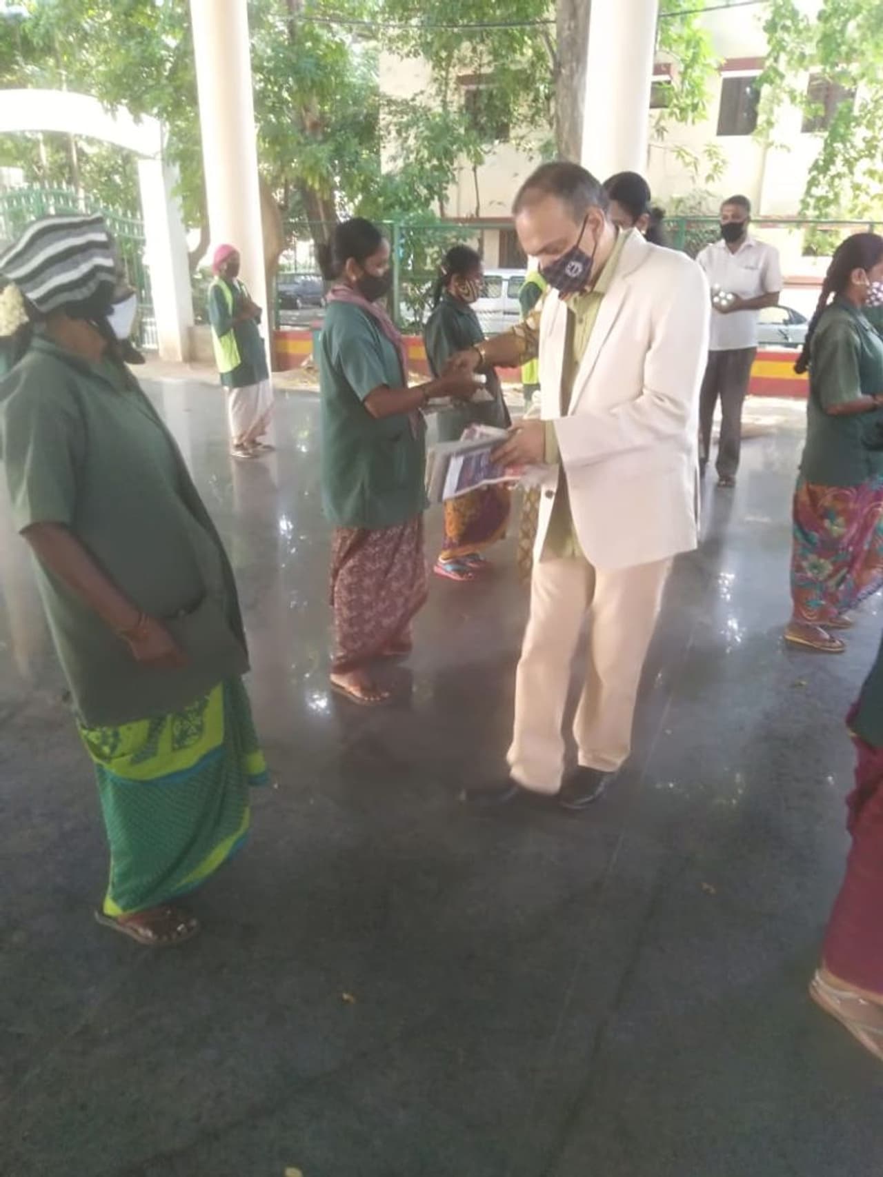 <p>ಲಾಕ್‌ಡೌನ್‌ ವಿನಾಯಿತಿ ಬಳಿಕ ಜನರಲ್ಲಿ ಸೋಂಕಿನ ಬಗ್ಗೆ ನಿರ್ಲಕ್ಷ್ಯ ಹೆಚ್ಚಾಗಿದೆ. ಹಾಗಾಗಿ, ನಗರದಲ್ಲಿ ಸೋಂಕಿನ ಸಂಖ್ಯೆ ದಿನದಿಂದ ದಿನಕ್ಕೆ ಹೆಚ್ಚಾಗುತ್ತಿದೆ. ಜನರಲ್ಲಿ ಜಾಗೃತಿ ಮೂಡಿಸುವ ಉದ್ದೇಶದಿಂದ ‘ನಮ್ಮ ಬೆಂಗಳೂರು ಫೌಂಡೇಷನ್‌’ ಅ.2ರಿಂದ ‘ಮಾಸ್ಕ್‌ ಧರಿಸಿ, ಉಗುಳದಿರಿ’ ಅಭಿಯಾನ ಆರಂಭಿಸಿದೆ.</p>