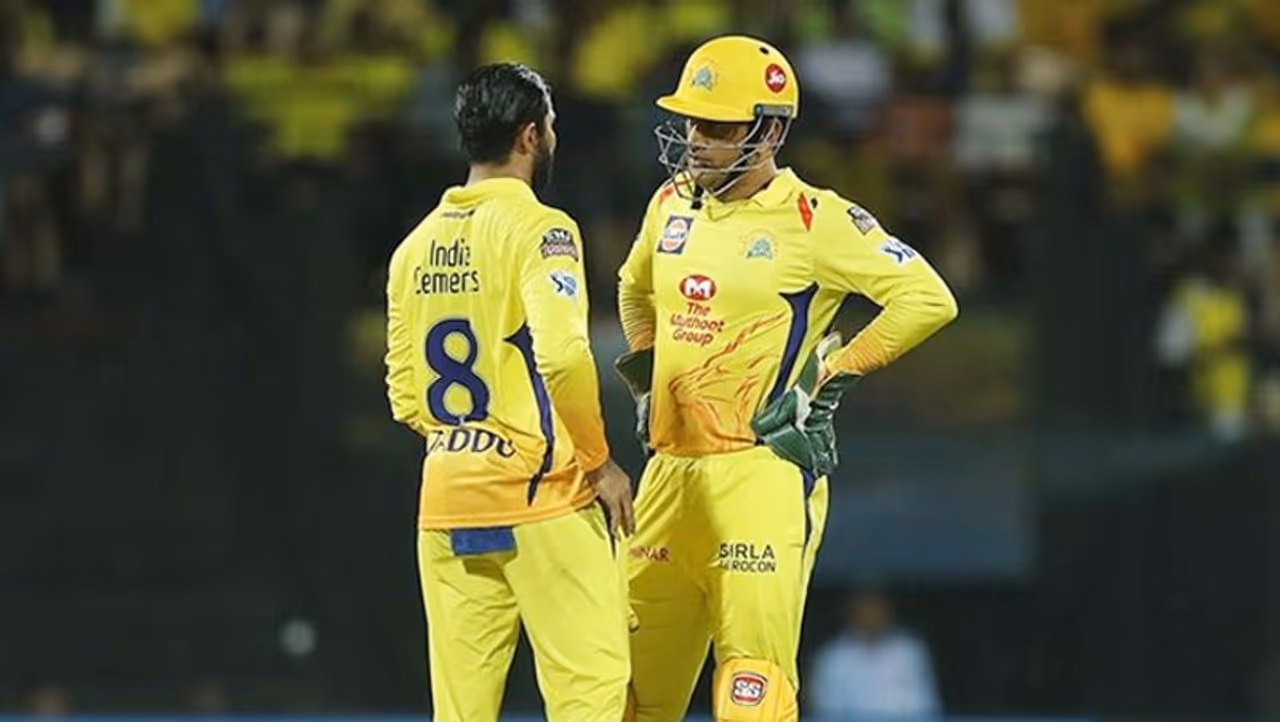 <p>సీజన్ మొదట్లో రాజస్థాన్ రాయల్స్‌తో జరిగిన మ్యాచ్‌లో నేలకు తాకిన బంతిని పట్టుకుని, క్యాచ్‌కి అప్పీలు చేశాడు మహేంద్ర సింగ్ ధోనీ... దీనిపై సోషల్ మీడియాలో పెద్ద చర్చే జరిగింది.</p>